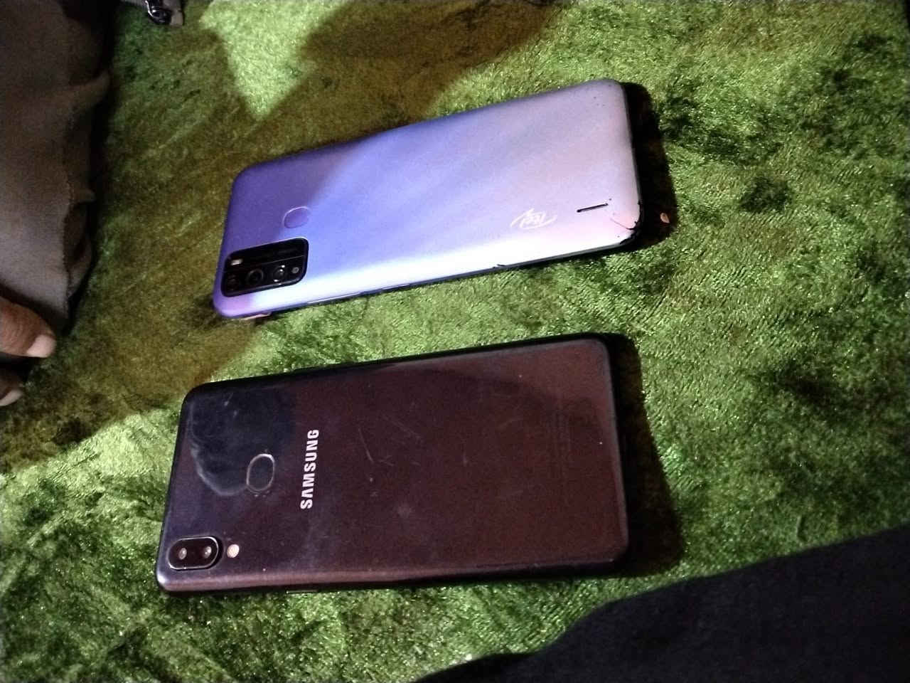 السلام عليكم مبايلات ثنين للبيع ثنينهن ب 100 مكاني شارع ابو فارس ***********
