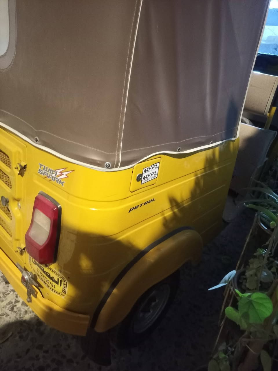 السلام عليكم تكتك موديل 20 شهر 11 رقم وسنويه اسمي  
 بيها ضربه لقد وبيها جو البقلايت البارد/مكان بغداد الحبيبيه 
السعر 7300 وبيها مجال شيء قليل رقم***********
