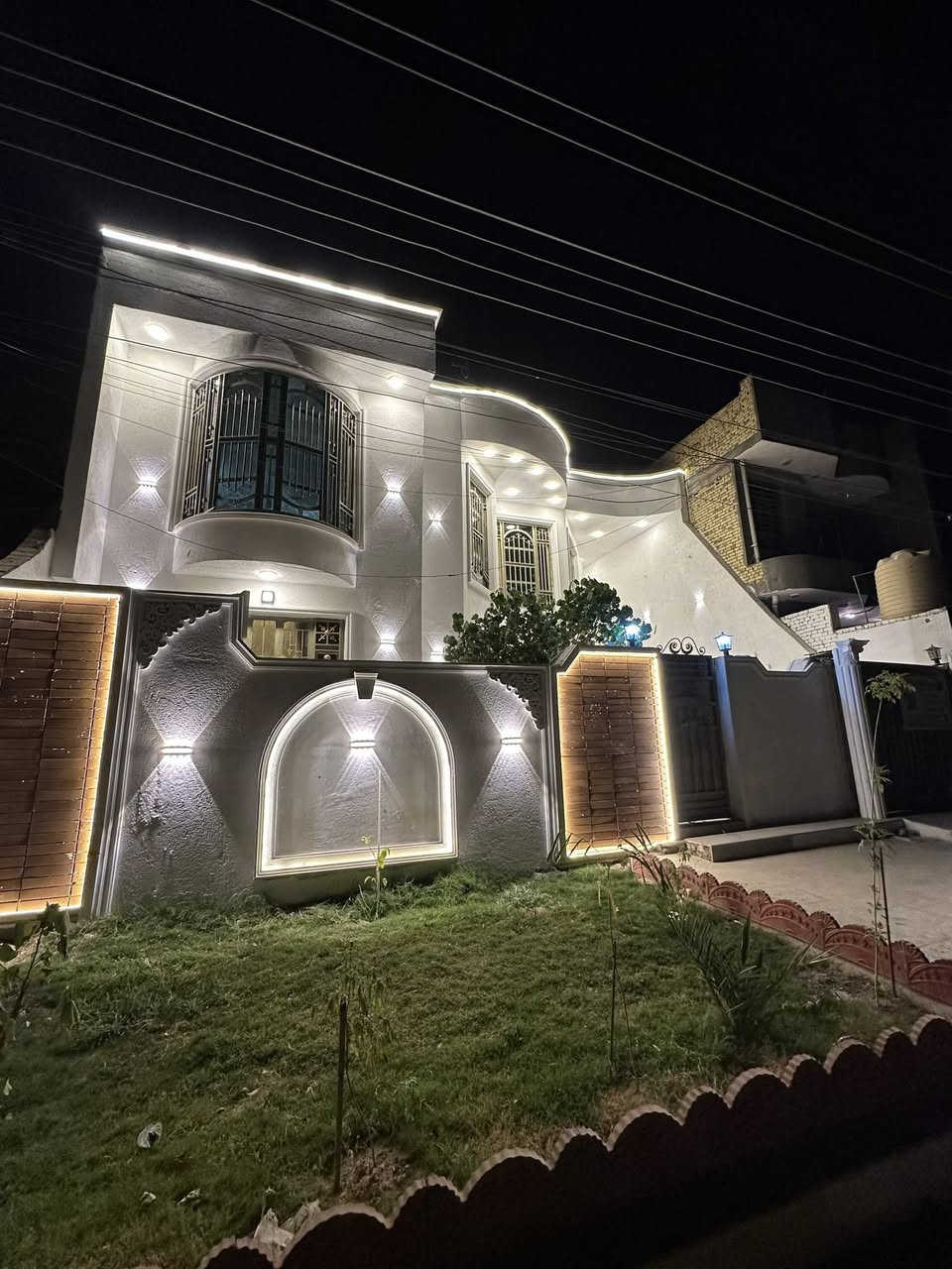🏡 دار سكن حديث للبيع
📍 العنوان: حي الصادق – مجاور مدرسة لارسا الأهلية وعلى ساحة

✨ المساحة: 250 م²
🔹 تصميم عصري يضمن الراحة والخصوصية

🔸 5 غرف نوم 🛏️
🔸 صالتين
🔸 استقبال أنيق للضيوف
🔸 مطبخ عملي
🔸 حمامات متكاملة 🛁
🔸 كراج سيارة 🚗
🔸 حديقة جميلة 🌿

💰 السعر: (علق تم 🤝 )

📞 للتواصل والاستفسار:
الدناني للعقار
📍 الشطرة – تقاطع جليل فضيل
📱 ***********
***********
***********
