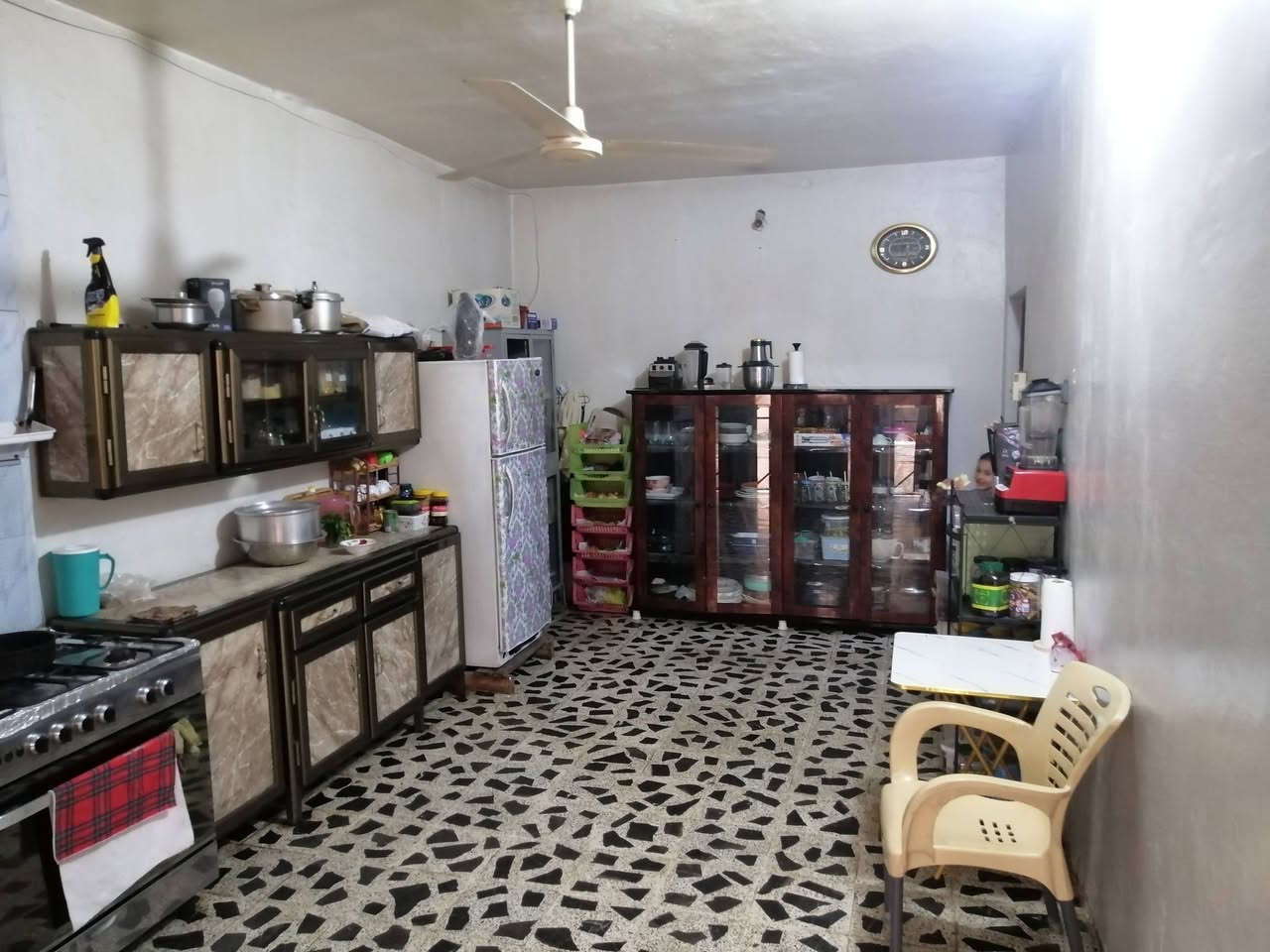 بسم الله الرحمن الرحيم
# بيت_للبيع  طابقين 
في حي الجولان
قرب مستوصف الجولان الطبي
نافذ على الشارع العام سادس بيت عن الشارع العام الفرع المقابل لمرطبات شتورة
المنطقة تبليط ورصيف ومجاري حديثة وأنترنت ضوئي
المساحة :  400 م
الواجهة :  16 م
النزال : 25 م
الشارع :  10 م
البيت مكون من طابقين وحديقة كبيرة
بناء الثمانينات ومحدث 
الطابق الاول 
3 غرف نوم 
صالة وحمام
استقبال 
هول
مطبخ 
كراج
حديقة 
الطابق الثاني
3 غرف نوم
حمام
تواليت
سطح الطابق الاول شتايكر
سطح الطابق الثاني بدون شتايكر
نوع الملك : طابو صرف سند 
السعر:  420  مليون وبي مجال 
للاستفسار : الاتصال على الارقام التالية : 
***********
***********
