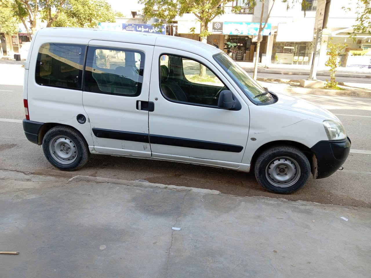 بیجۆ فەرەنسی پارتنەر مۆدیل 2010کتابی مزایدەیە سیارەکە ساغە مووس بڕاوەنیە تەبریدلەسەرسویج شاشەوکامیڕایە 6سماعە  ئاوینە ئۆتۆیە  هەمووکوشنەکانی تەخت دەبئ شتیکی ..#پاکوو جوانەبەشەرتی گێڕمەکینە ...لەکەلارە سیارەکە ژم ***********##معڕزکەلاڕ
