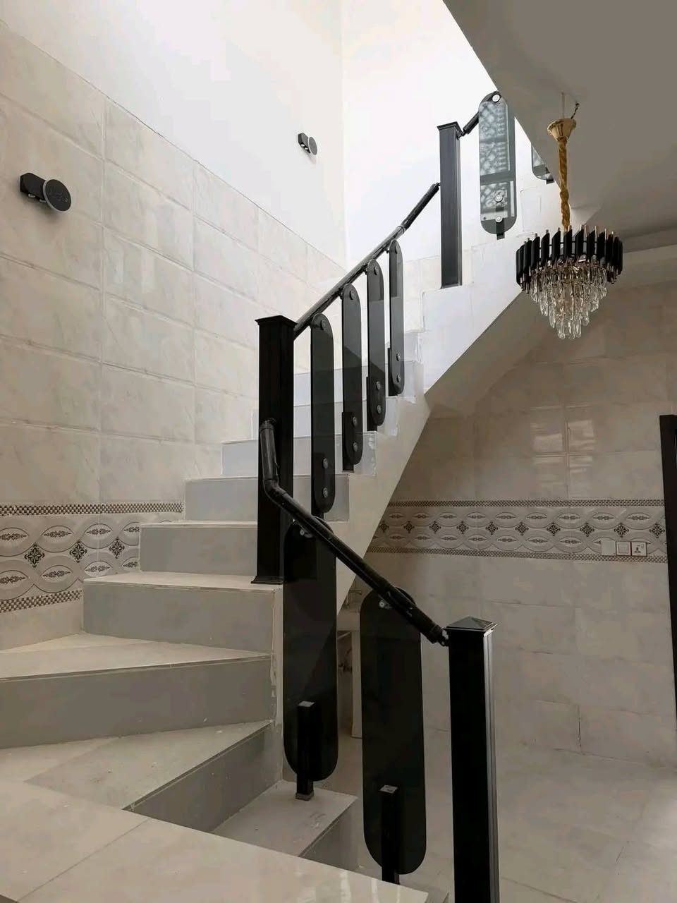 يعلن مكتب المهندس للمقاولات العامة
الى اهالي الخالص

للبناء نقدا واقساط
سعر المتر نقد 450الف تسليم مفتاح
سعر المتر اقساط 550الف تسليم مفتاح
وباقساط شهريا 500الف 
بدون كفيل او فوائد
جميع موافقات البناء علينا

ملحق تفاصيل عرض النقد والاقساط  تسليم مفتاح

تفاصيل العرض الانشائي 

1️⃣ تهيئة الأرض وحفرها بعمق (20سم )عن مستوى الأرض وفرش طبقة من الجلمود وطبقه من السبيس الخالي من الشوائب وحدل الأرض بحادلة (20طن) للوصول الى المستوى المطلوب

2️⃣اعمال الحفريات  (20سم)

3️⃣رش الأرض بالمبيد الحشري الجرثومي عالي الفعالية مع فرش طبقة من النايلون الزراعي مع تثبيت منظومة الأرضة.

4️⃣تأسيس شبكة مجاري (4 انج) الأمل الشريف مصري الاصلي ثلاث طبقات او الألماني البولمان مع مراعاة المناسيب والتوزيع الهندسي للصحيات

5️⃣المباشرة بتثبيت قالب الخشب وتسليح النشر حصيره عدد2 الحديد بنشر (30سم)مع اضافة جسور بأبعاد الأتاري (25سم)ناجح بالفحص ff بينهم وبأقطار حديد نصف انج مع شيش قياس 16نوع عراقي
تكون الجسور (12ملم)عدد (4) جسور محيطية مع جسر متوسط والحصيرة متخالفة او متقابلة

6️⃣صب البتلو مع أضافة مواد عازلة للرطوبة مع شركة سيكا 

7️⃣البناء يكون بالطابوق الأبيض الجمهوري (شركة كنكن والربيع وحجي ابراهيم )

8️⃣صب الأسقف نشر (30سم)+ الجسور والمواصفات الطابق الثاني والبيتونة نفس القياسات المذكورة ويكون الطابق الأرضي رباط (30سم)وبقية الطوابق مرد ماء  
9️⃣تأسيس شبكة الماء مسلح درجة اولى تركي ثلاث خطوط الحار مسلح 

🔟تأسيس الكهرباء نوع بوري العقبة الأردني او الفنار السعودي

1️⃣1️⃣تطبيك الأرضية مرمر او بورسلين اسباني او هندي 

1️⃣2️⃣تطبيك الحمامات والمطابخ بالسيراميك الهندي او الأسباني مع الأرضية

1️⃣3️⃣عمل الجص والبورك مساطر بقياسات (90 cm) والبورك نوع غزال او مالج مع اعمال الطرطشة والعزل

1️⃣4️⃣الواجهة تكون مرمر او بورسلين (%50) بدون اي اضافه بلأسعار او اختيار احد النوعين 

1️⃣5️⃣ديكورات جبسن بورد للصالة مع الأنارة لكل غرفة 

1️⃣6️⃣الأنارة نوع سعودي او اماراتي بضمان 5 سنوات والميزانية نوع (اي.بي.بي)سويسري ضمان(25سنة)

1️⃣7️⃣الفتنكات الصحية او اثاث الصحيات نوع تركي درجة اولى 

1️⃣8️⃣بايات الدرج مرمر تركي  (3سم) حسب اختيار صاحب الدار 

1️⃣9️⃣محجر الدرح اللمنيوم واختيار اللون حسب اختيار صاحب الدار ويكون اربع شرايط مع كل باية دنكة

2️⃣0️⃣الأبواب الداخلية تركية 

2️⃣1️⃣الشبابيك المنيوم مع الزجاج بقياس (6ملم) و

2️⃣2️⃣باب الأستقبال قاصة تركي المنشأ مع كيلونات ايطالية بضمان (20سنة)الى سعر اقصاه ($250)
2️⃣3️⃣السطح شتايكر مع فلين بسمك (3 cm)مع اعمال التسطيح الزميج+ الماستك+الزفت
2️⃣4️⃣تجهيز سخان سعة (120لتر) مع تجهيز تانكي سعة (1000لتر)مع تجهيز بوستر مع مضخة ماء درجة اولا
2️⃣5️⃣شبكة معالجة الأرضة + تأسيس خطوط كامرات + انترنت ( تأسيس خط نت وخط ستلايت )
2️⃣6️⃣طلاء الوحدة السكنية بطلاء بلاستيكي (جوتن+برجر+ديلوكس +ناشينال)
 الاستفسار مراسلة الصفحة او الاتصال على رقم هاتف 📱
 ***********
***********
عنوان المكتب الحسينية الراشدية سكلات تقاطع 12 قرب وكيله غذائية عزيزه
