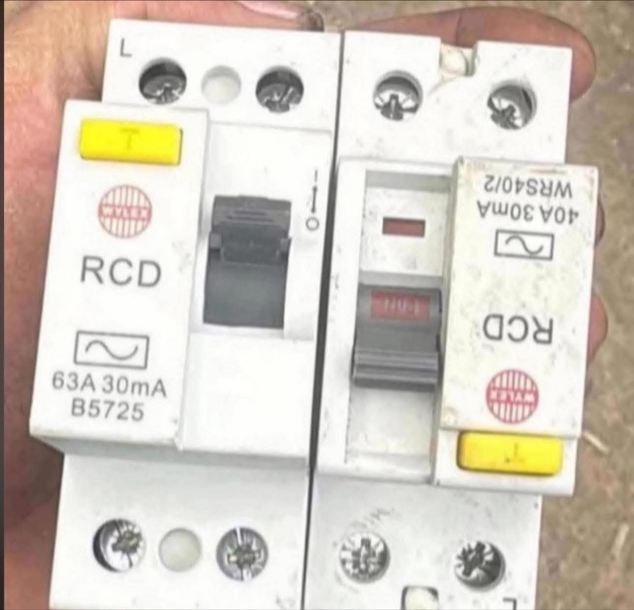 ألسلام عليكم يتوفر
أيرثكج ٢٥ /٣٢ /٤٠ /٦٣ /١٠٠ أمبير ياباني وكوري وفرنسي وإنكليزي وهندي بالة أصلي 👈٨  ألاف 👉

أيرثكج شنايدر فرنسي ٢٥ /٣٢/٤٠/٦٣ أمبير جديد 👈١٢ ألف 👉

شورجه عكد النصارى 

قرب جامع ابو التمن 

وتوجد خدمه توصيل 

👉***********👈
