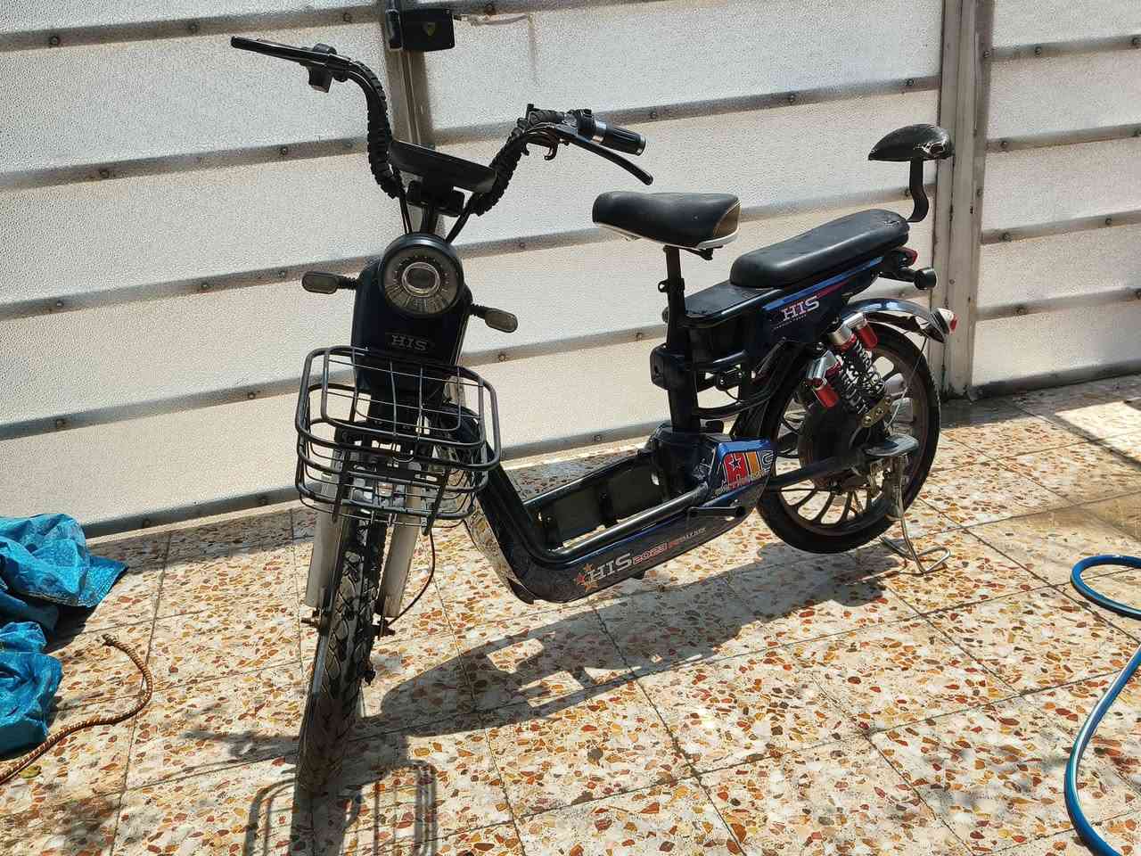 السلام عليكم دراجة شحن🔋⚡ نقص بطاريات + تاير خلفي و سرج الدراجه مهموله لكن شغاله اذا تشد الها بطاريات قيم سعر و اخذها *********** متوفر واتساب
