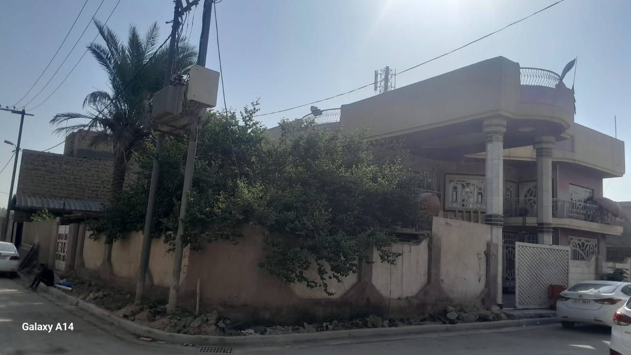 السلام عليكم بيت للبيع مساحته 360 متر طابو صرف حي الجامعه طابقين كما موضح في الصور  تفاصيل اكثر مكتب حكيم عبدالله للعقار والمقاولات *********** بي واتساب أو خاص موجود
