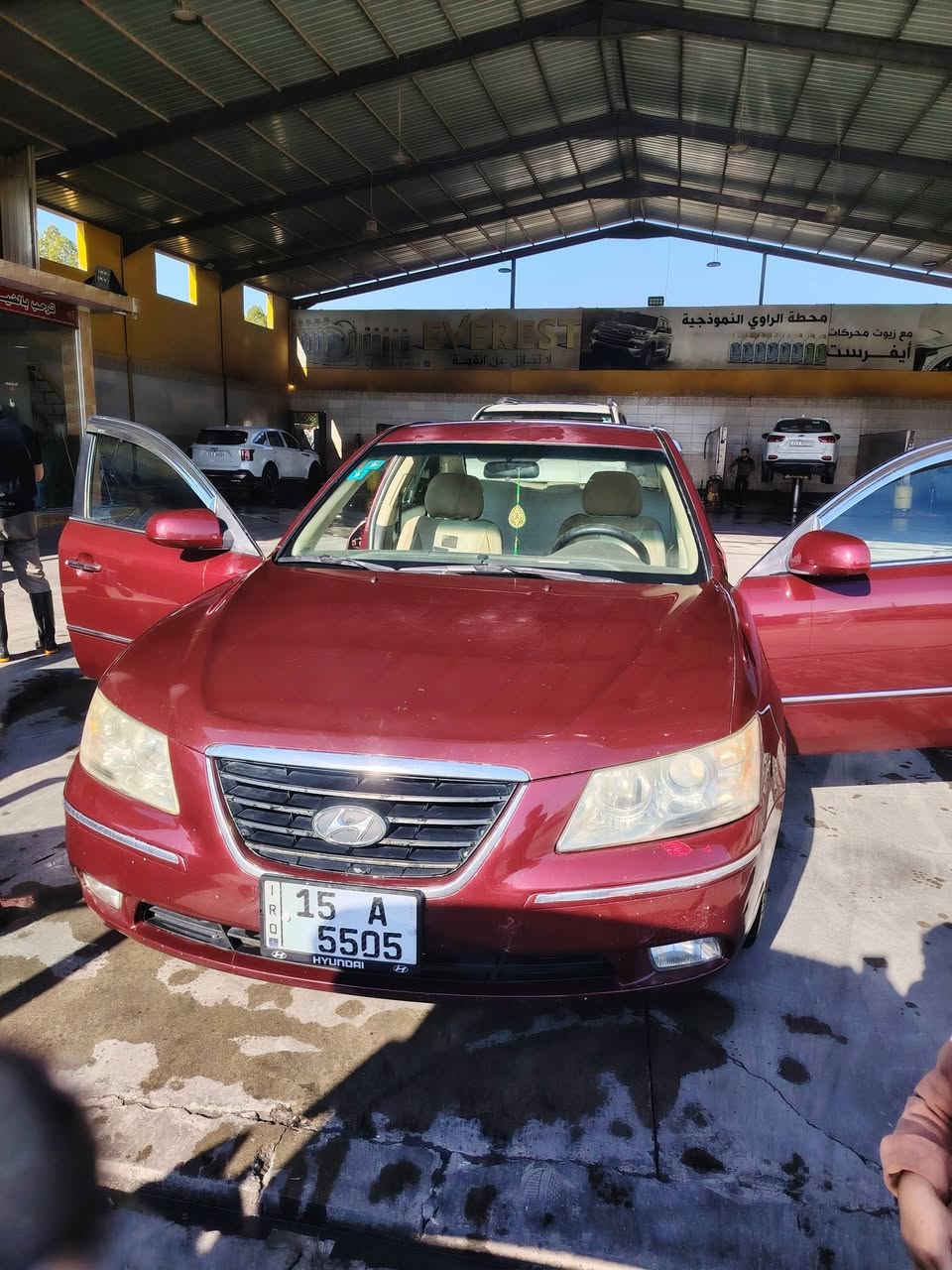 السلام عليكم ورحمة الله وبركاته سوناتا خليجي للبيع بسبب ظروف بيع سريع 95قفل  سيارة باسمي رقم انبار دولي مميز الاتصال ***********
