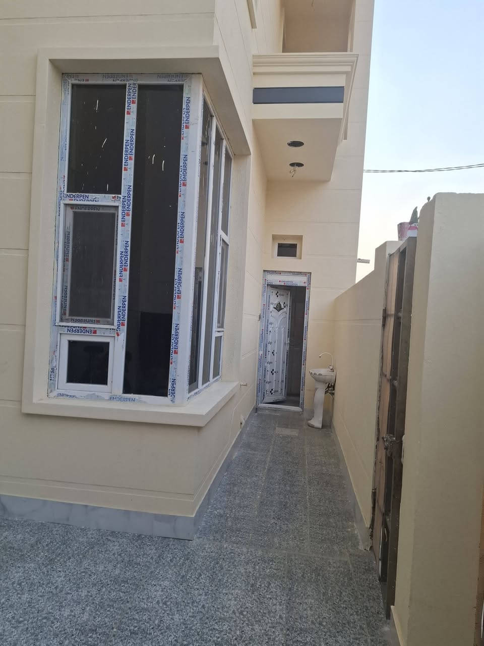 دار للبيع بحي الحسناوي المساحه 130 قاطين فول شغل درحه اوله بناء حديث للستفسار الاتصال ***********₩₩*********** ملاحضه اذا اكو قطعه مراوس هم ترهم
