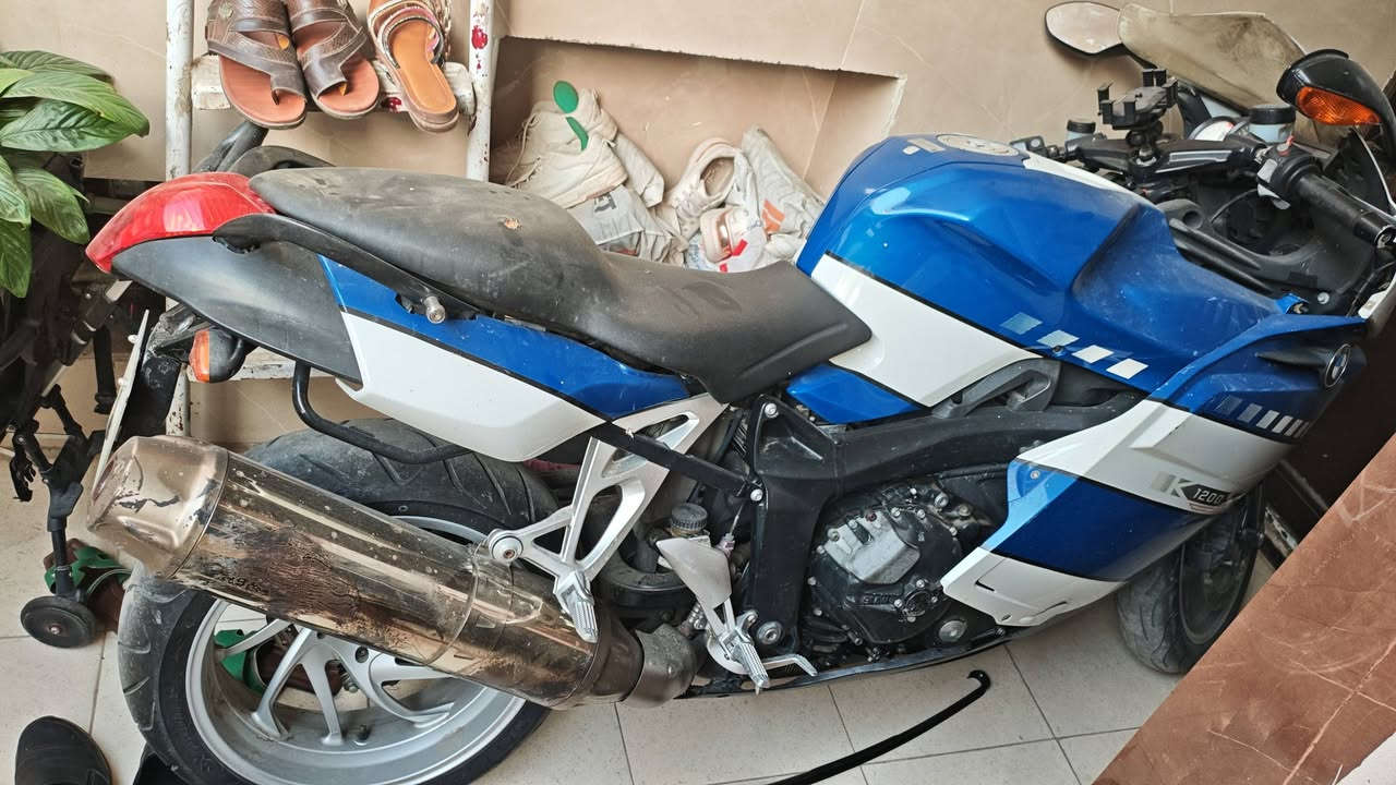 السلام عليكم bmw k1200s للبيع 2008
الدراجه كلشي ما ناقصها غير كلتشات وتبديل باتري 
للبيع ب 35 ومجالها كلش بسيط او مراوس حسب القناعه 
التواصل ***********
بي واتساب
