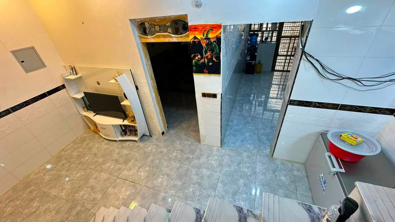 سلام عليكم مشتمل نضيف للبيع  بناء حديث بناء قبل سنه المساحه ١٢٥ غرفه هول مطبخ ستقبال.   حمامات داخليه خارجيه  بناء طابوك الارضيه بورسلين رفت السقف صب البيت مرتب 
المكان خلف بيت القاضي بمسافه من نزالت أسوق كلنه العراق   للتواصل الاتصال عل الواتساب او الاتصال 
 ***********
