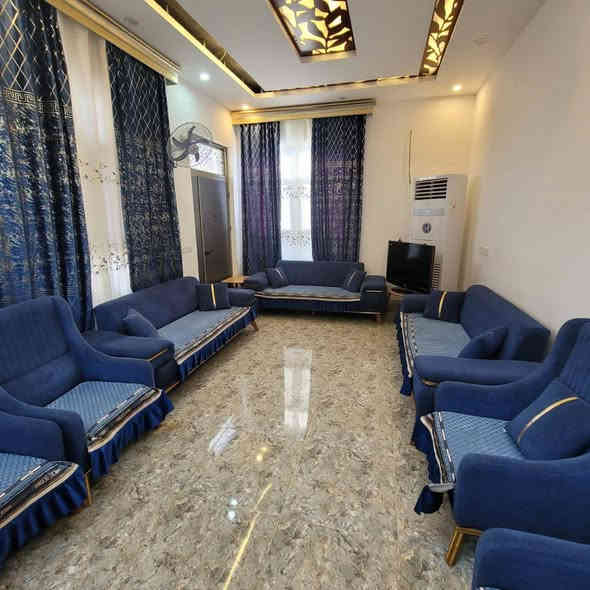 دار للبيع فول مواصفات وسعر رهيب الموقع سامراء الكفائات 
قرب الشارع الخدمي 
المساحه 150 متر طابقين 4 غرف نوم 3 غرف جوه وحده فوك سويتات 
لبيت ولا غلطه جدا راقي 
السعر 130 مليون وبي مجال السند 25 تحويل مباشر 
اريد مشتري جاد لان صاحب البيت عنده ضرف يعني مو مال واحد. يسولف ويروح *********** مكتب عقارات حماده الطيب
