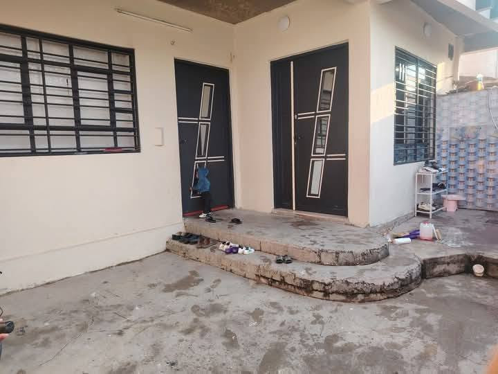 ,, السلام عليكم ورحمه الله بيت للبيع  طابق ونص وصل بلديه في حي النهضه قرب السيدين  ثاني فرع سابع بيت عن سيدين  مساحه 195.  السعر   الاتصال ول استفسار علا هاذ الرقم  ***********
