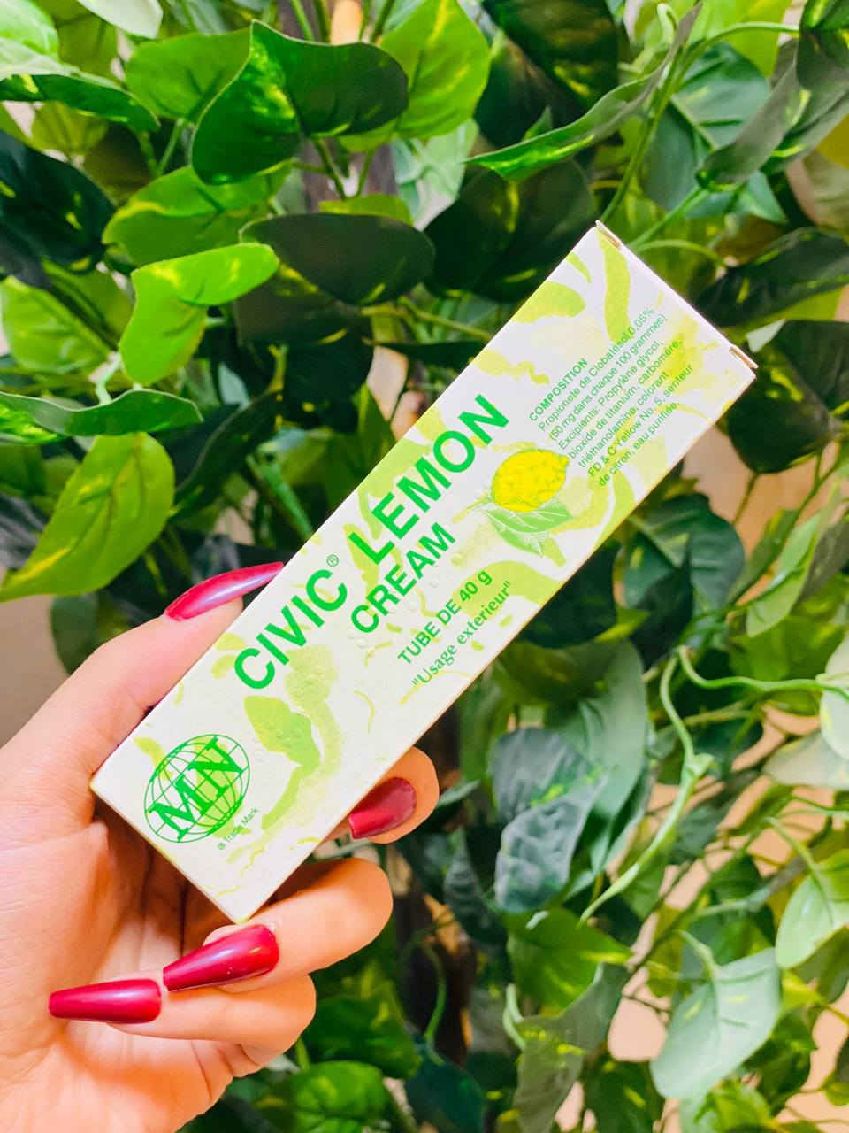 كريم سيفيك ليمون (Civic Lemon Cream)، وهو كريم لتفتيح البشرة ومعالجة بعض مشاكل الجلد. الإيطالية🇮🇹 

✅يحتوي على مستخلص الليمون الغني بفيتامين ج للمساعدة في تفتيح البشرة. 

✅يساعد على ترطيب البشرة وتنعيمها والحفاظ على مرونتها. 

✅يُستخدم للمساعدة في تلاشي البقع الداكنة وعيوب البشرة وتوحيد لونها. 

✅يحتوي على مكونات نشطة مثل كلوبيتاسول بروبيونات (Clobetasol Propionate) بنسبة 0.05%، وهو كورتيكوستيرويد قوي لعلاج حالات جلدية معينة مثل الأكزيما والصدفية. 
المنشأ إيطاليا الأصلي 🇮🇹 ✅


**إذا كنت صاحب هذا الإعلان وتريد حذفه لأي سبب، رجاءا أرسل رسالة إلى الدعم الفني**