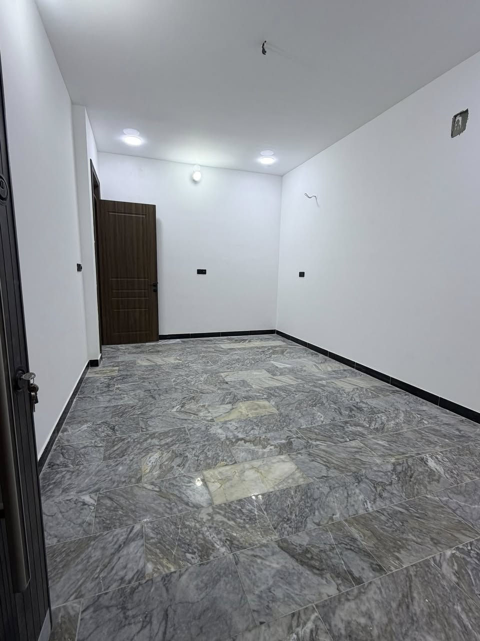 بيت 100م #للبيع واجهه 5 أضلاع مستقلة " كلش حلوو "
استقبال و3غرف نوم و خدمات طابقين و خارجية

#السعر 277 مليون وبي مجال / طابو ملك صرف
الشعب عدن خلف جامع الجهاد "شارع عريض بظهر التجاري"

***********
