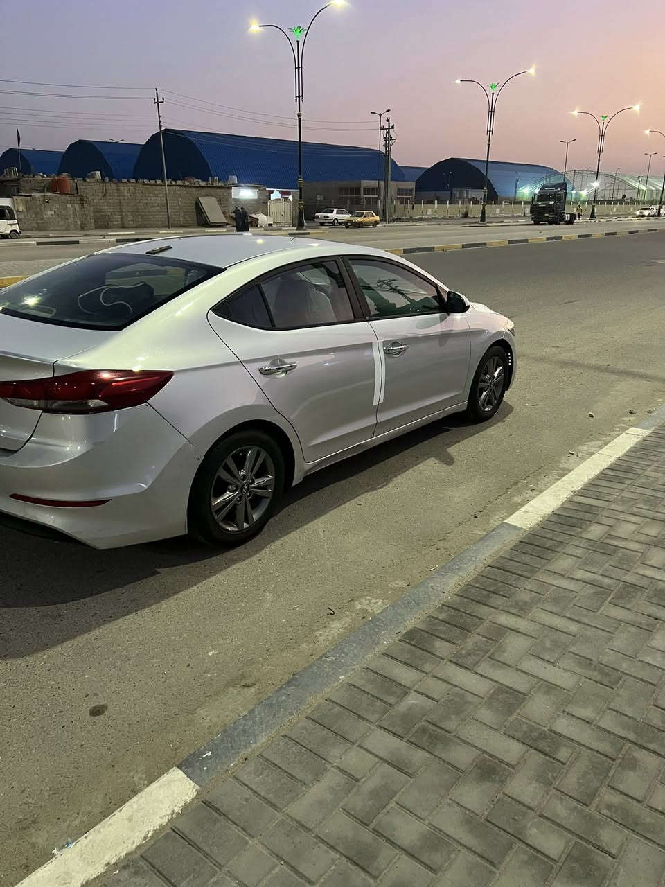 النترا 2017 وارد امريكي بيها جاملغ وبنيد وبيها ضربه خفيفه وبلعراق بيها باب مبدل والسياره جاهزه من كلشي مكينه2000 دوش رقم السياره بصره حره مكان السياره بصره السعر 109 
***********
