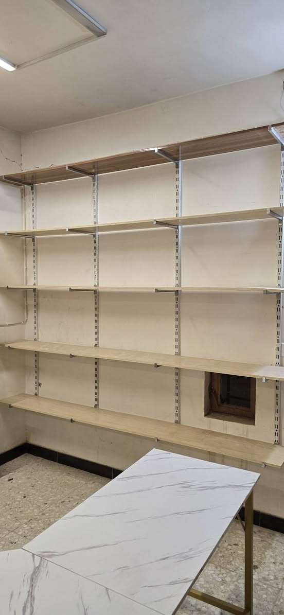 السلام عليكم / للبيع رفوف محل 
/ ٣٠ طبقة / ابعاد الرف ٢٤٠ ×٣٠سم 
مع ٥قطع احجام صغيرة هدية / مكاني بغداد الزعفرانية 
للتواصل على الرقم ***********
