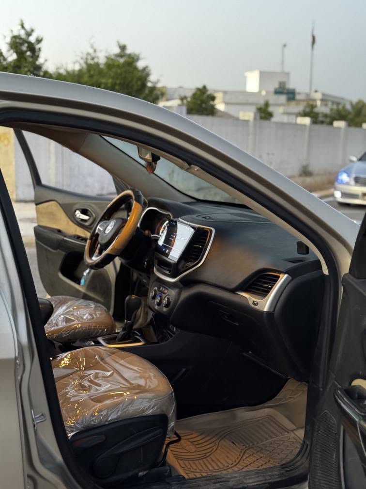🚙 بۆ فرۆشتن: Jeep Cherokee Sport 🚙
​نموونەیەک لە جوانی، بەهێزی و توندوتۆڵی! سەیارەیەکی خێزانی و گەشتیاری بێخەوش، ئامادە بۆ لێخوڕین بەبێ هیچ مەسرەفێک.
​📌 تایبەتمەندییە سەرەکییەکان:
​جۆری سەیارە: Jeep Cherokee ( 2015 )
​مەکینە: 2.4L MultiAir (زۆر مەکینەیەکی کەممەسڕەف و بەهێز)
​ڕۆیشتوو: 89,346 میل (یاخود 143,789 کم)
​ژمارە: هەولێر (تەحویل بەشەرت )
​ڕەنگ چکلێتی
​ناوەوە و ئۆپشنەکان:
​ناوەوەی زۆر خاوێنە و 
​شاشە گەورە 
​ویل کەمەرە ڕەسەنەکانی شەریکە.
چوار جام کارەبا 
​سندوقی دواوەی زۆر گەورە و گونجاو بۆ سەفەر و کەلوپەل.
​لایتەکان هێد (LED) و لید، تەمومژ و ناوبڕی زۆر بەهێز.
​🛠️ تێبینی: سەیارەکە لە ڕووی مەکینە، گێڕ، و تەقە و ڕەقە بەشەرتە و هیچی تێدا نییە تەنیا دوو پارچەی بۆیاغە بەبێ ناو گرتن دەرگای سایەق و چەمەلوغەکەی. زۆر توندوتۆڵە و تەنها کڕیاری جدی پەیوەندی بکات. ​📞 بۆ زانیاری زیاتر و نرخ: 
***********
شوێن کەلار كالار, السليمانية
