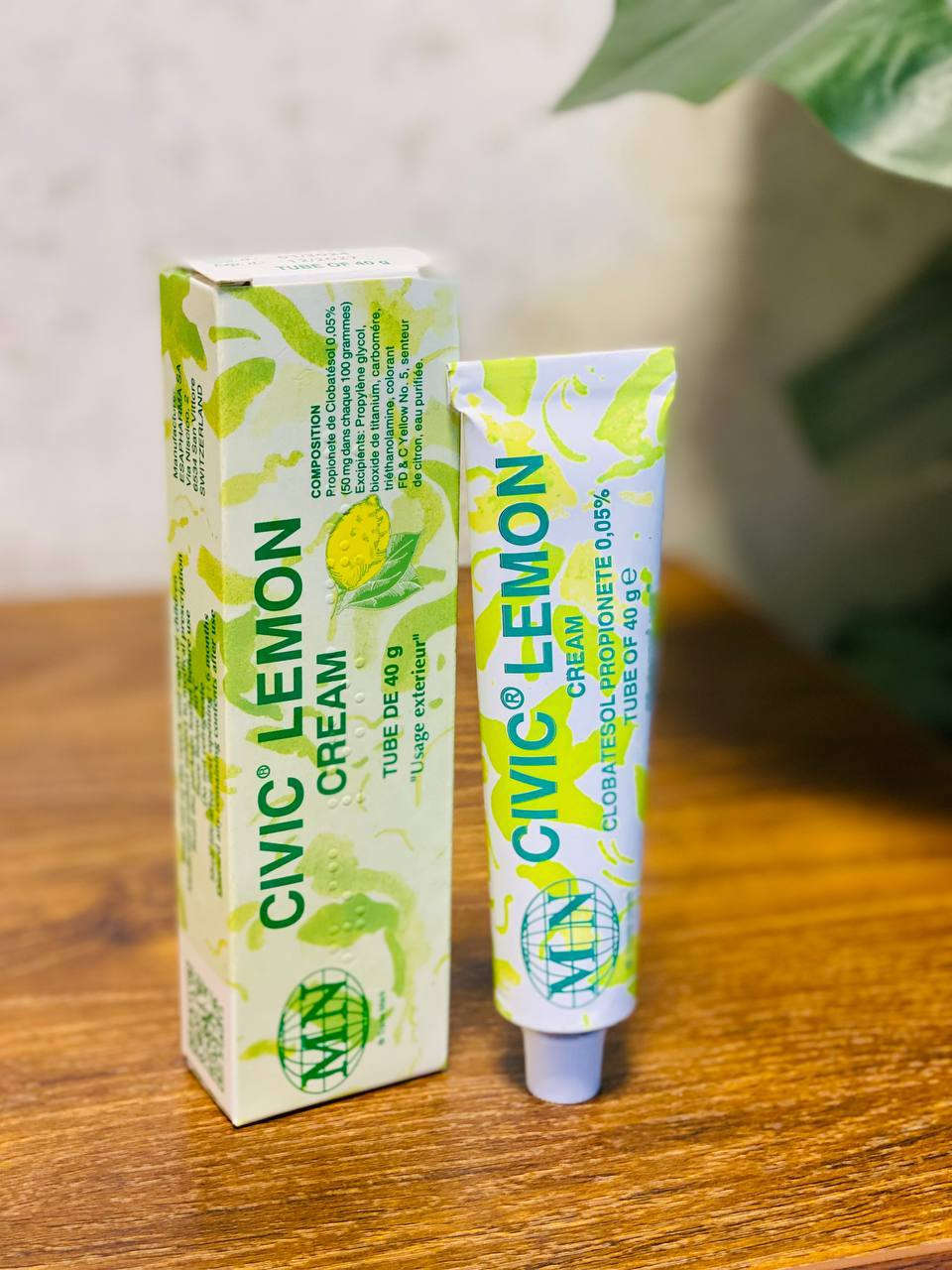 كريم سيفيك ليمون (Civic Lemon Cream)، وهو كريم لتفتيح البشرة ومعالجة بعض مشاكل الجلد. الإيطالية🇮🇹 

✅يحتوي على مستخلص الليمون الغني بفيتامين ج للمساعدة في تفتيح البشرة. 

✅يساعد على ترطيب البشرة وتنعيمها والحفاظ على مرونتها. 

✅يُستخدم للمساعدة في تلاشي البقع الداكنة وعيوب البشرة وتوحيد لونها. 

✅يحتوي على مكونات نشطة مثل كلوبيتاسول بروبيونات (Clobetasol Propionate) بنسبة 0.05%، وهو كورتيكوستيرويد قوي لعلاج حالات جلدية معينة مثل الأكزيما والصدفية. 
المنشأ إيطاليا الأصلي 🇮🇹 ✅


**إذا كنت صاحب هذا الإعلان وتريد حذفه لأي سبب، رجاءا أرسل رسالة إلى الدعم الفني**