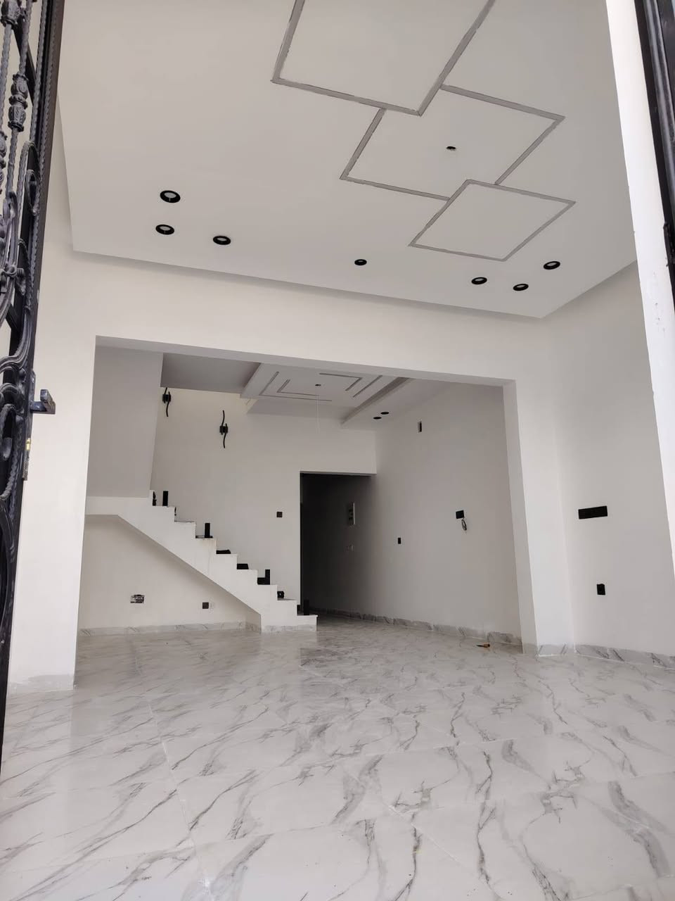 للبيع
دار سكني طابقين مساحه 100 واجه 5 متر عرض الشارع 12 متر  شروق تام منطقة الكوبكليه قرب حي الرياضيين كارت بلديه طابو الزهور

الطابق الاول

1غرفة نوم .. هول .. استقبال.. مطبخ.. صحيات

الطابق الثاني

3غرفة نوم ..هول.. صحيات .. بيتونه كبيره

للاستفسار خاص او واتس اب 

***********......***********
