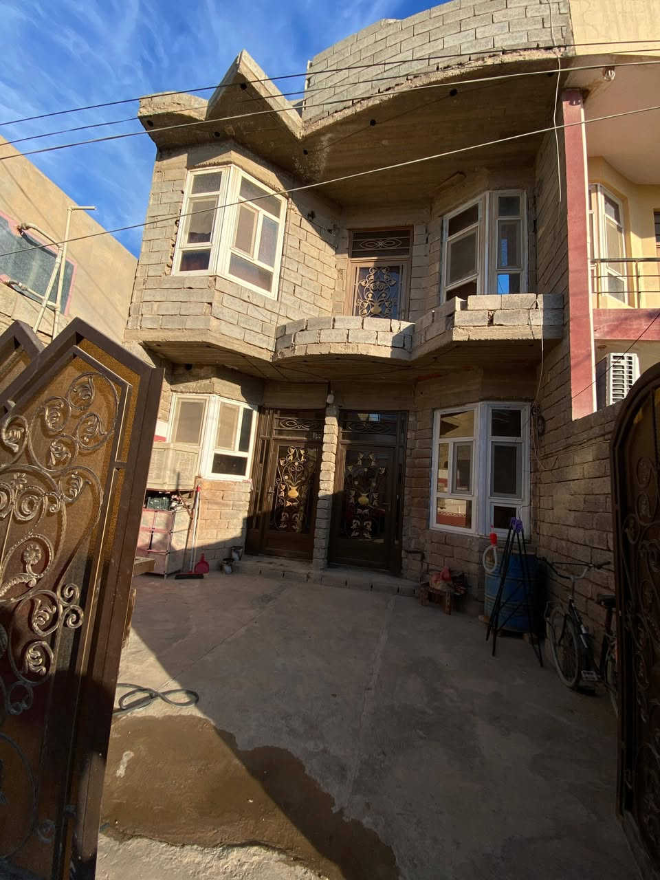 للبيع مشتمل مساحة 125م حي الافراز من جهة القادسيه 
طابقين 3 غرف نوم وباقي التفاصيل 
      استفسار 
سيف البدري للعقار 
***********
