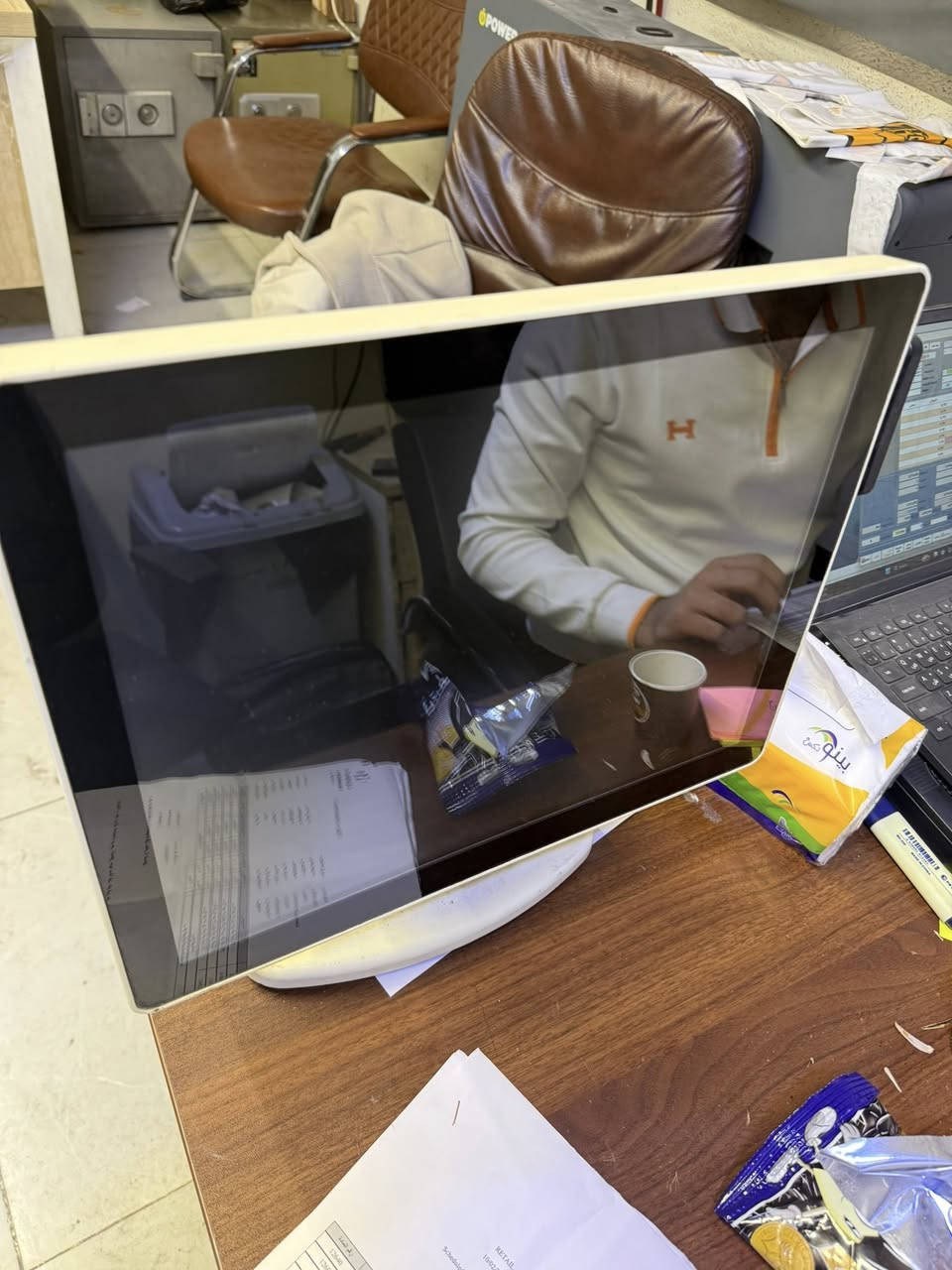 شاشه كاشير للبيع 
***********
مكان عويريج قرب باب الاغا
سعر ٣٥٠ وبيهة مجال قليل
