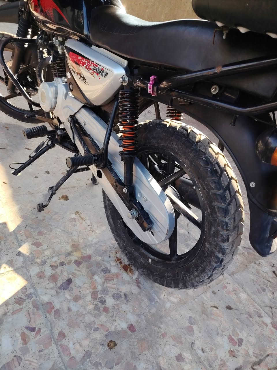 السلام عليكم  بوكسر لبيع 23 مرقم  دراجه  نضيفه ابسمي مكان بغداد الزعفرانيه السعر 2300 وبيه مجال  
***********
