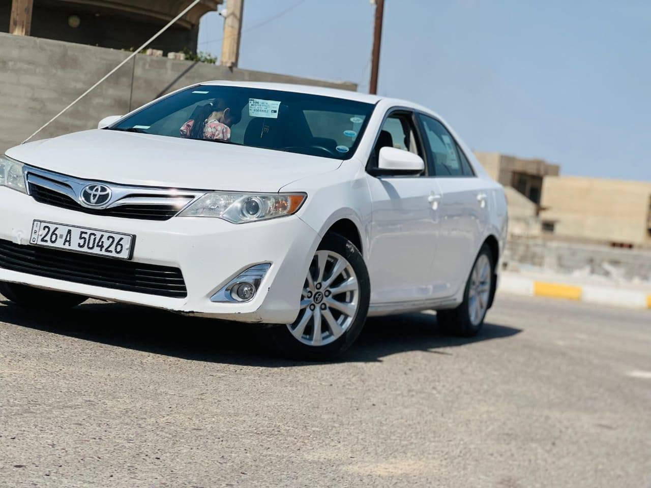 نوع السيارة: تويوتا كامري (Toyota Camry).
​الفئة: LE.
​الموديل: [ 2012].
​الرقم واللوحة: رقم صلاح الدين (الألماني الجديد)
​المحرك: 4 سلندر، سعة 2.5 لتر (محرك اقتصادي جداً وناعم).
​ناقل الحركة (الكير): أوتوماتيك (تبترونيك 6 سرعات) بحالة ممتازة جداً.
​الضرر والصبغ: السيارة كلين تايتل (Clean Title)، بدون أي حادث وبدون صبغ، مكفولة من الصدمات والـ "ايرباغات" كلها سليمة وجاهزة بشرط الفحص.
​الوضع الميكانيكي: المحرك والكير والصدر والحدادية بحالة ممتازة (شغل واطلع)، لا تحتاج لأي مصاريف.
​المواصفات الداخلية والخارجية:
​شاشة لمس تشمل بلوتوث (Bluetooth) ومنافذ AUX و USB.
​تحكم ستيرن كامل (أزرار المقود) مع مثبت سرعة (كروز كونترول).
​نظام تكييف ممتاز (تبريد ثلج) يعمل بكفاءة عالية.
​ويلات سبورت ألمنيوم (مثل الظاهرة في الصور) مع طقم إطارات بحالة ممتازة.
​كشافات ضباب أمامية وجناح خلفي (سبويلر) بلون السيارة.
​السعر المطلوب: [ 125 ورقة وبيه مجال بسيط للشراي]
​مكان التواجد والاتصال:
​الموقع: صلاح الدين / [ تكريت].
​رقم الهاتف: ***********].

