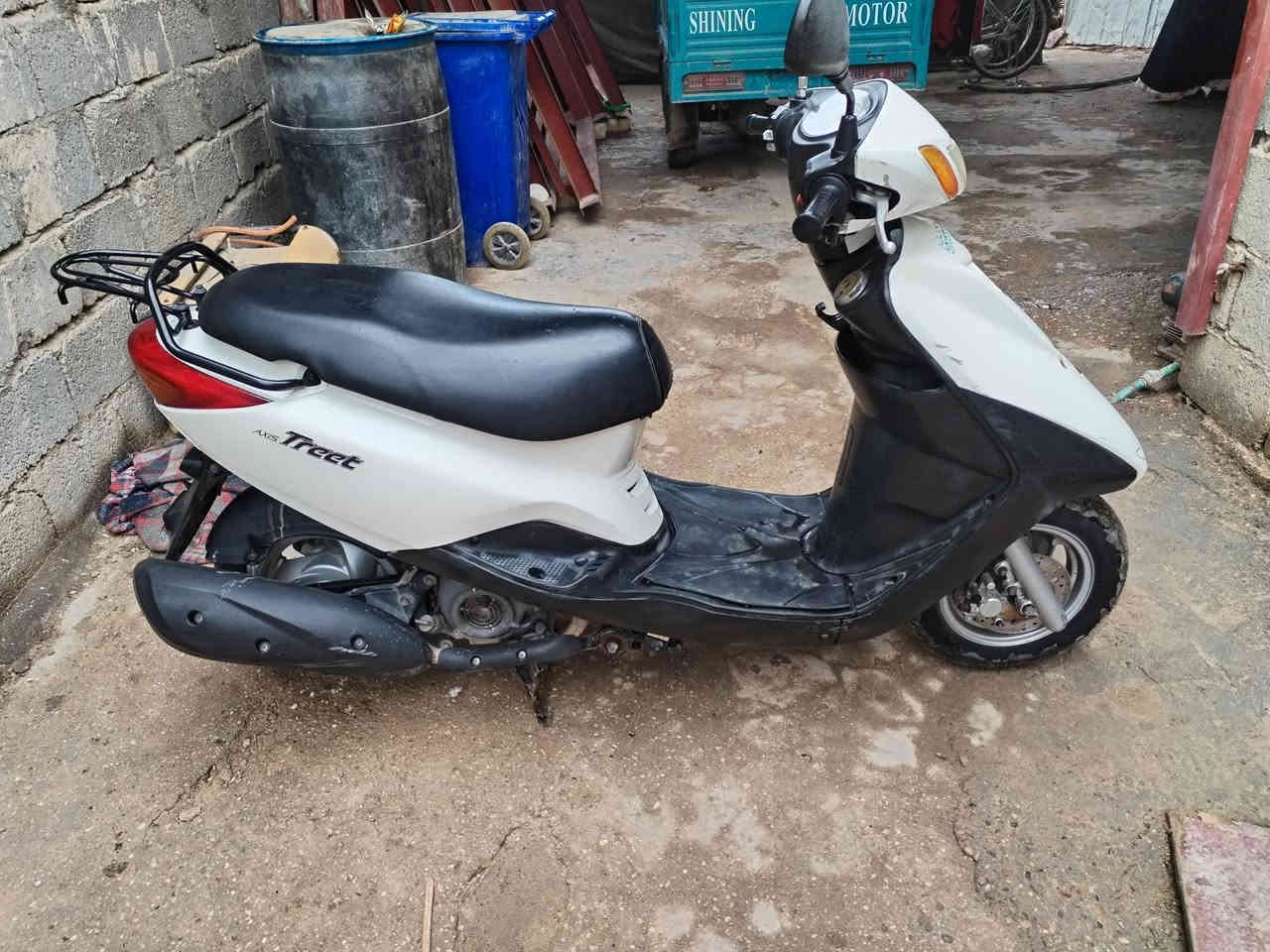 السلام عليكم دراجه اكزز نضافه 95 ما مفتوح برغي منه نضام نوزل الدراجه مال جناي  سعر 1650 وبيه مجال الي يجي بيخير ويدلل مكاني كربلاء  حي العباس ***********
