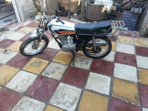 سلام عليكم دراجه ادوات ادوات للبيع شغاله ومكفوله عوزها ترتيبات بصيطه السعر 150 الف  ***********
