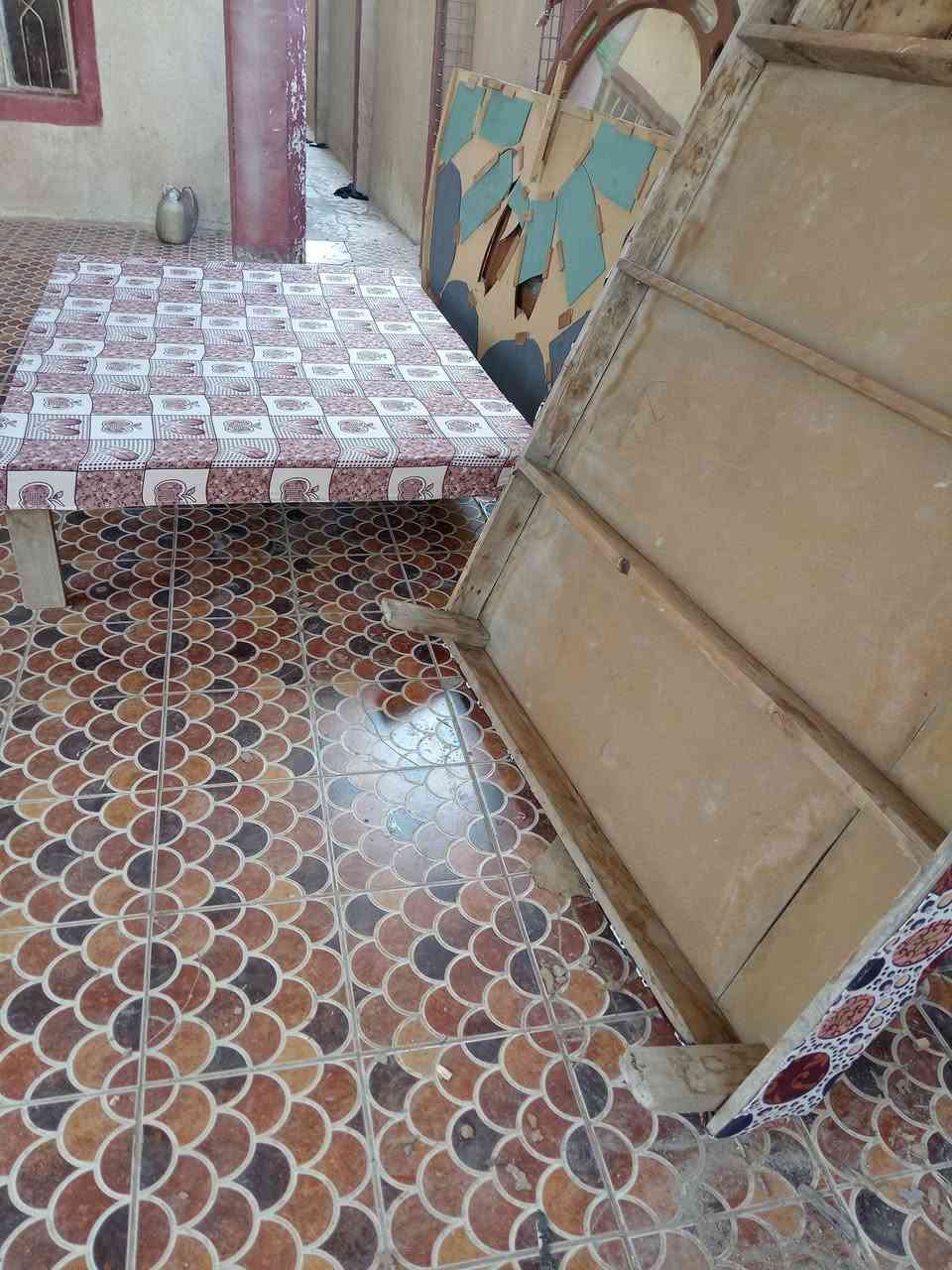 اللهم صلي ع محمد وال محمد 
تخت مستعمل عدد اثنين
السعر ٥٠ الواحد وبيه مجال 
العنوان سدة الهندية منطقة العلكاية قرب مدرسة الارتقأء الاهلية
واتساب ***********
