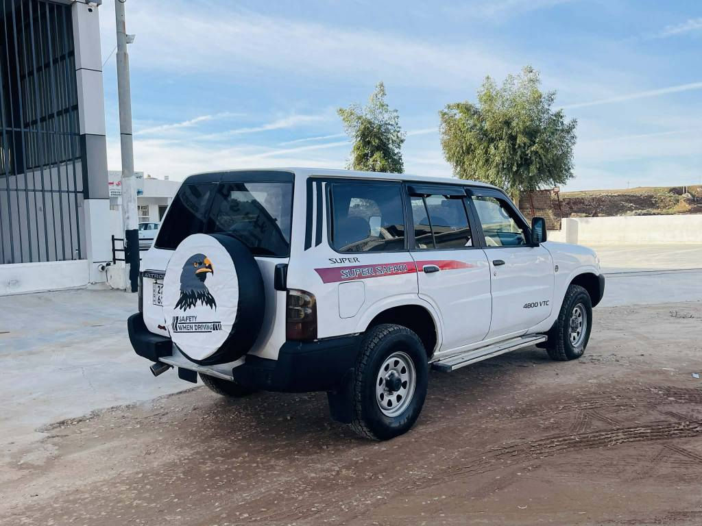 نیسان پەترۆل 2001  بۆ فرۆشتن.محسن  غاز و بەنزینە شاشە ئەیپاتە ناوی لە حاسیبەی نیەشانسی هیچی پێوەنیە شانسی نەتەقیوه گێرو مەکینە و تەبریت و دەبل ئەکسلی بەشەرت سبوغ پارچەک و دوو پەڵەی بۆیاغە بێ ناوگرتن پێش و پشتی کەپسە هیچی پێوە نیە 
چوار تایەی نوێی لەژێرە
توندوتۆلە مالی دۆستە
نرخی 93 گەڵاو معامەلە.
ژمارەی خاوەن کاڵا شوێن کۆیە *********** كويسينجاك, أربيل
