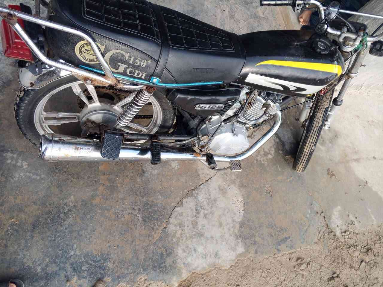 دراجه للبيع سيفان موديل 2020 دراجه مكفولة كفالة عامة بس بدون اوراق سعر 350 وبيهة  مجال رقم ***********
