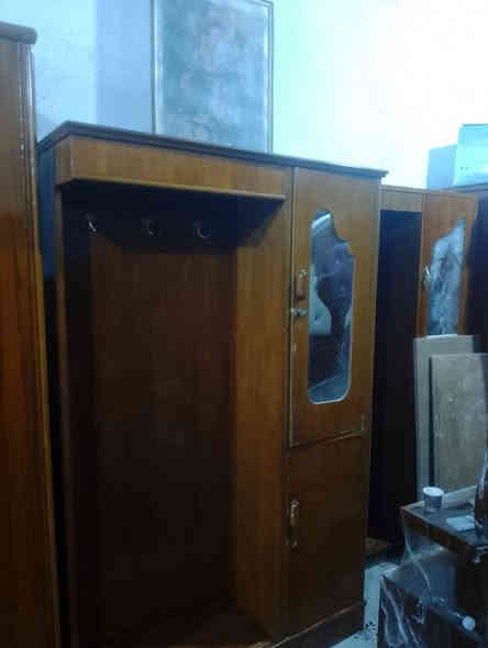 السلام عليكم غرفه سته طابق وربع نجاره نضافه فول العنوان حله شارع ابو القاسم الرقم *********** واتس
