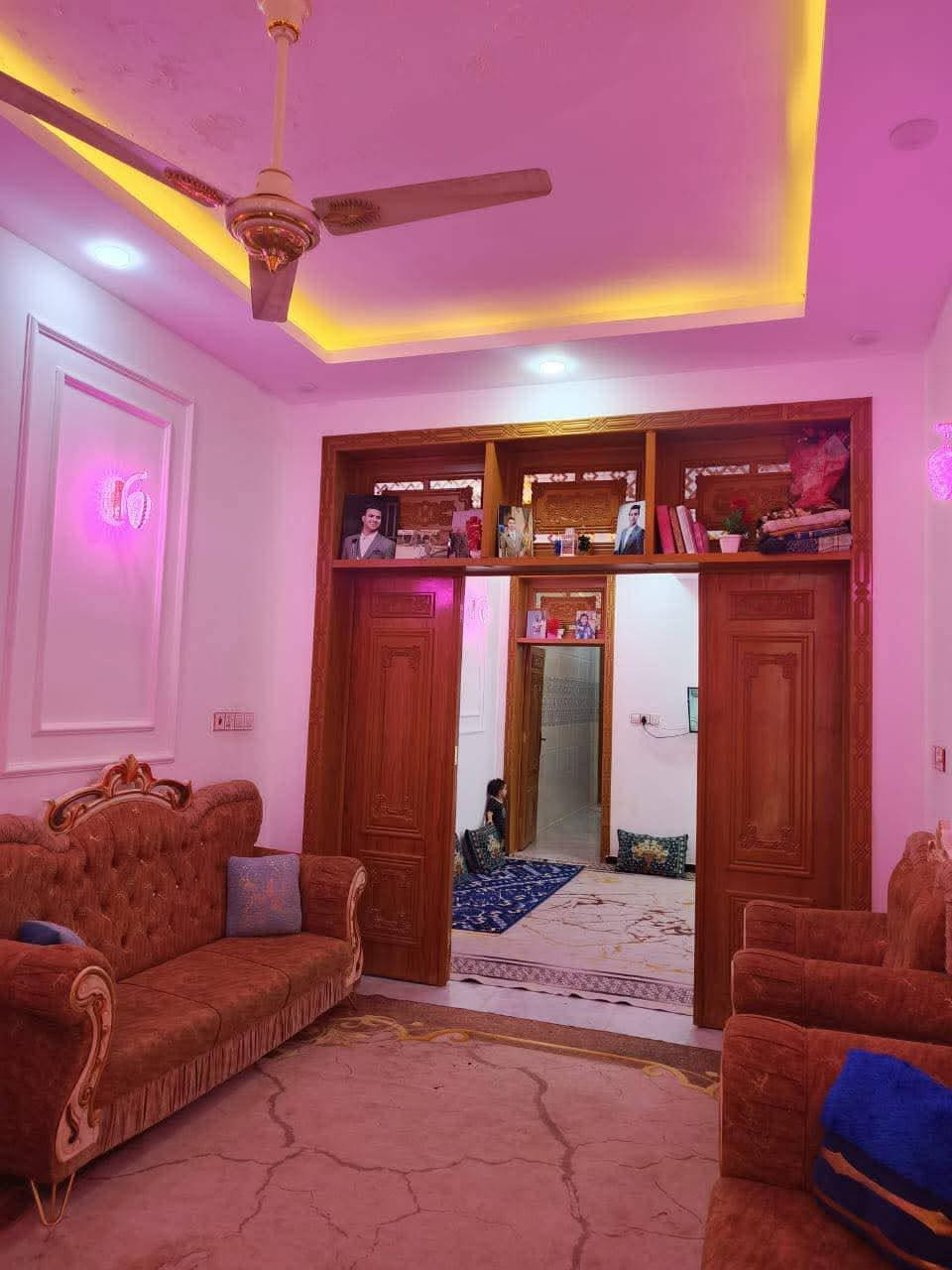 بيت البيت منطقه حي النداء بلنجف 
عنوان ...شارع 60الترابي  قرب شارع المجمعات 
مساحته    ...100م
سعره ١٢٥ وبي مجال 
بناء .. طابقين يتكون الطابق الأول من غرفه ومطبخ وصاله واستقبال مفتوح علصاله وصحيات داخليه وخارجيه 
طابق الثاني..يتكون من غرفتين وصحيات وبلكونه وسطح زغير وسطح كبير ...
البيت كله سيراميك بورسلين ألواح هندية جبس كامل وجاهز....
درج ألواح جام دور .... كهرباء وماء اثاث كامل ..واجهيته علشارع 60...
رقم المنطقة.....56
  اضائه مفرغات مراوح  ماطور سخان تانكي مع البيت .صحيات غربي وشرقي .....

الاستفسار ***********
