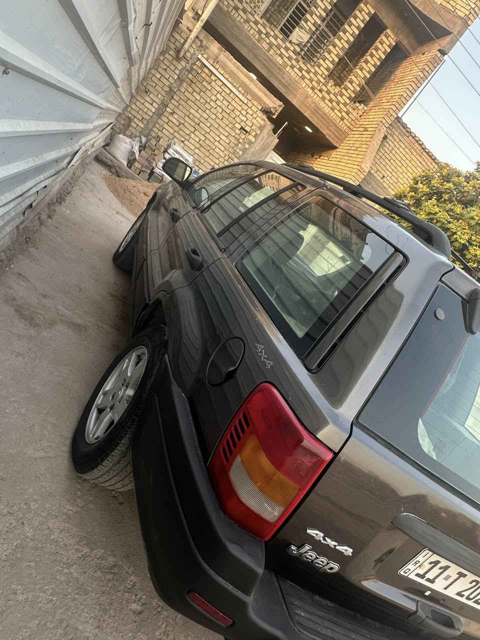 السلام عليكم جيب شيروكي مديل 2000 بسمنه سنويه ل 29 لاضربه ولا تبديل بلاديه مكينه بلادي كهربائية شغاله سياره خير من الله مكاني بغداد البلديات اي ستفسار اتصل ***********.      السعر 66 بيهه مجال
