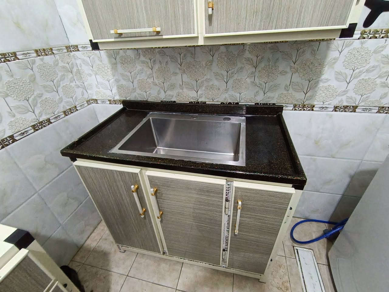 كونتر تلاث قطع تفصال استعمال اقل الشهر جديد 
كرنيت حوض السعر 350 وبيه مجال  ***********كفاءات العبيدي
