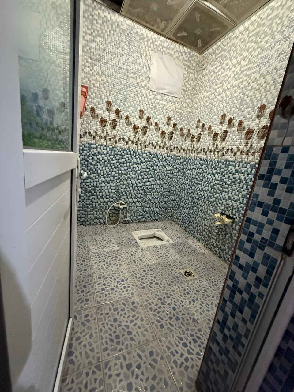 شقه في التنومه مقابيل المستوصف طابق ثاني غرفتين ومطبخ ***********
