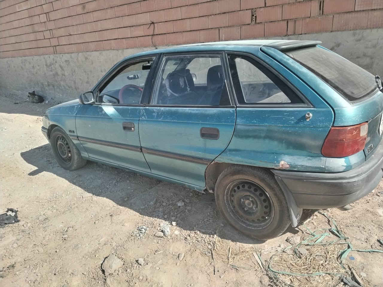 سلام عليكم اوبل استرا موديل 93 محرك 1400 سياره نظيفه جدا بلاديه السعر 34 وبها مجال رقم ***********  مكان السياره سامراء
