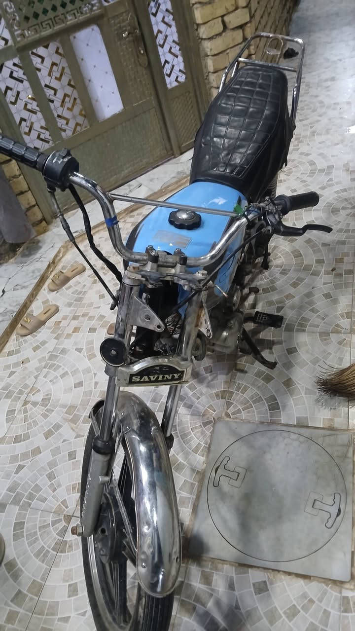 السلام عليكم ايراني خمسه كير ابيع كوم حديد دراجه بدون اوراق السعر 250 وبيها مجال مكاني بغداد الرئاسه شارع عشرين كابريتر مالها يخربط  تصال  ***********
