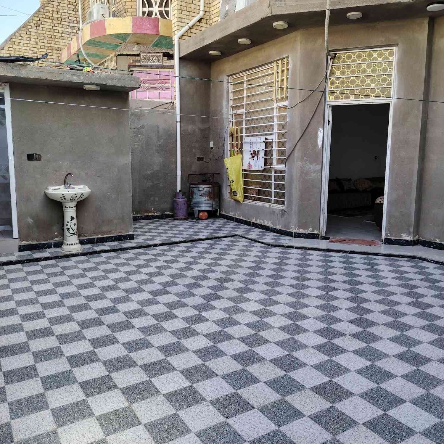 عقار للبيع طابو صرف مساحه ٢٥٠متر بالمربع الذهبي ركن ع شارعين الاستفسار اتصال ع رقم ***********
