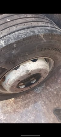 خمس فردات • ٣١٥/٧٠/٢٢٫٥ • مع جنط