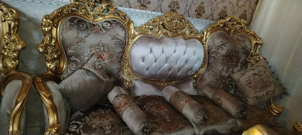 تخم ملكي مصري زان 12 مقعد ماكون من 4 كراسي وقنفات 2 كل قنفة بيها 4 مقعد المكان بغداد جميلة للاستفسار الاتصال بصاحب التخم *********** سعر البيع مليونين
