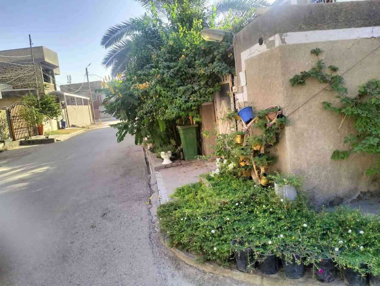 دار للبيـــــــــــع 
طابو صرف ركن على شارعين موقع مميز خدمات مجاري + تبليط  + خط مولد ليلي
 
مساحة الدار ٢٤٧ متر بالسند واقع حال ٢٦٠متر
الدار طابقين ارضية مرمر يحتوي الطابق الاول على غرفتين نوم + هول + مطبخ + استقبال + صحيات
كراج + حديقة 
الطابق الثاني غرفتين نوم + مطبخ + صحيات 

العنوان / البكرلي الاولى شارع ٢٠  
للتفاصيل اكثر الاتصال بالرقم ‪077-353-11176
