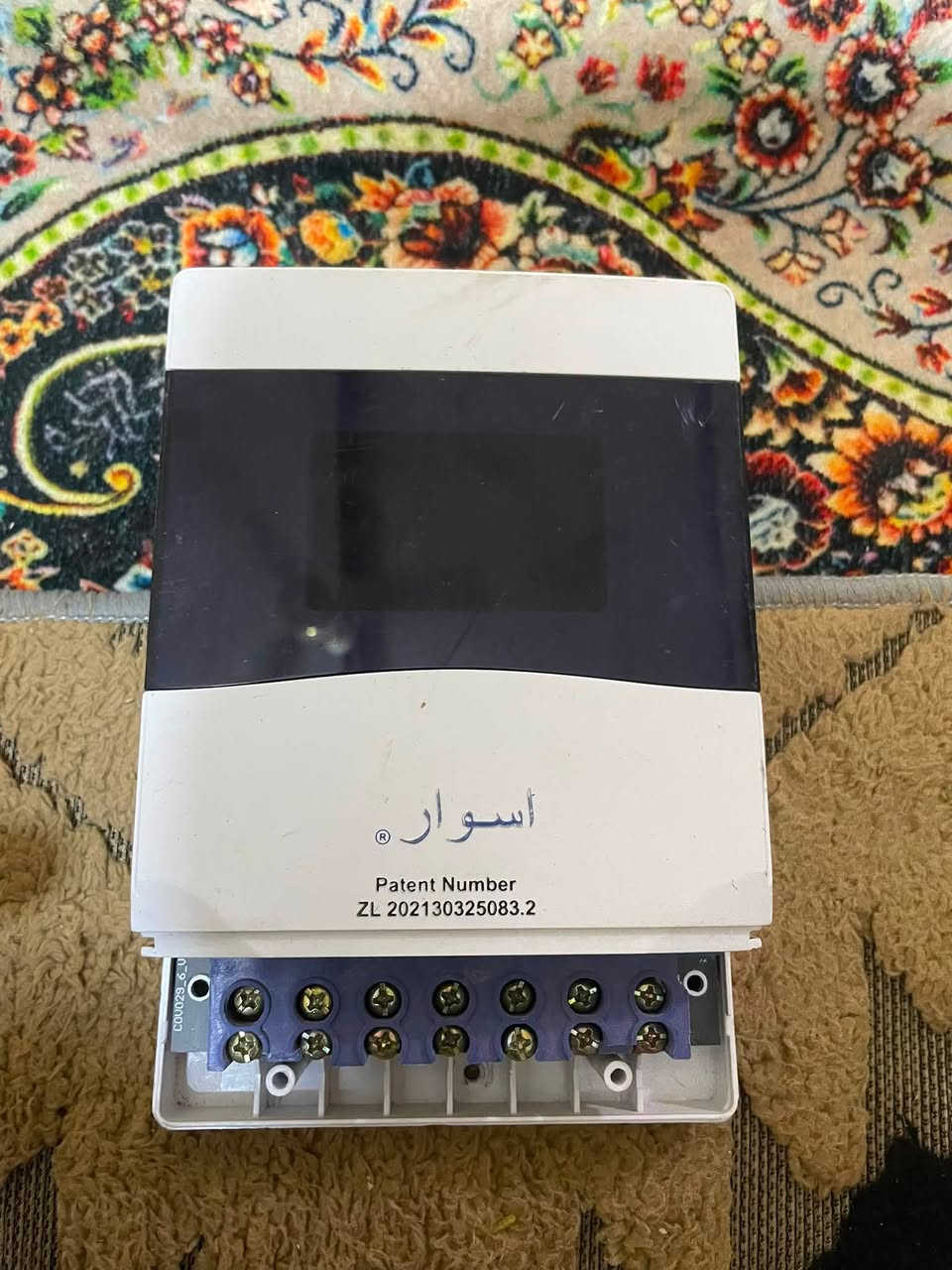 جهاز تحويل خطوط أوتوماتيكي (تشنج اوفر) شركة أسوار 60 أمبير أصلي ونظيف جداً للبيع ⚡
سلام عليكم شباب..
عندي جهاز تحويل كهرباء أوتوماتيكي (تشنج اوفر 4 خطوط) من شركة أسوار الغنية عن التعريف، الجهاز غراض بيت ونظيف جداً وأخو الجديد مثل ما موضح بالصور.
 المواصفات:
 يتحمل لحد 60 أمبير (يعني يشيل بيت كامل ويسحب وأنت مرتاح).
 يحول بين الخطوط (وطنية، سحب، مولد ديزل..) أوتوماتيكياً وبدون أي تأخير.
 بيه شاشة ديجيتال بالوجه تقرأ الفولتية والامبيرية (تفيدك حتى تراقب استهلاكك وحماوة الخطوط).
 يحتوي على مخطط ربط واضح وسهل بالخلف.
الجهاز شغال 100% وما بيه أي نقص أو عيب، تشتري وتشد مباشرةً.
 المكان: [البصره حي الاصدقاء ]
 السعر: [50] (بي مجال للشراي الطيب)
للاستفسار أو الشراء يرجى المراسلة على الخاص أو الاتصال على الرقم: [***********]
