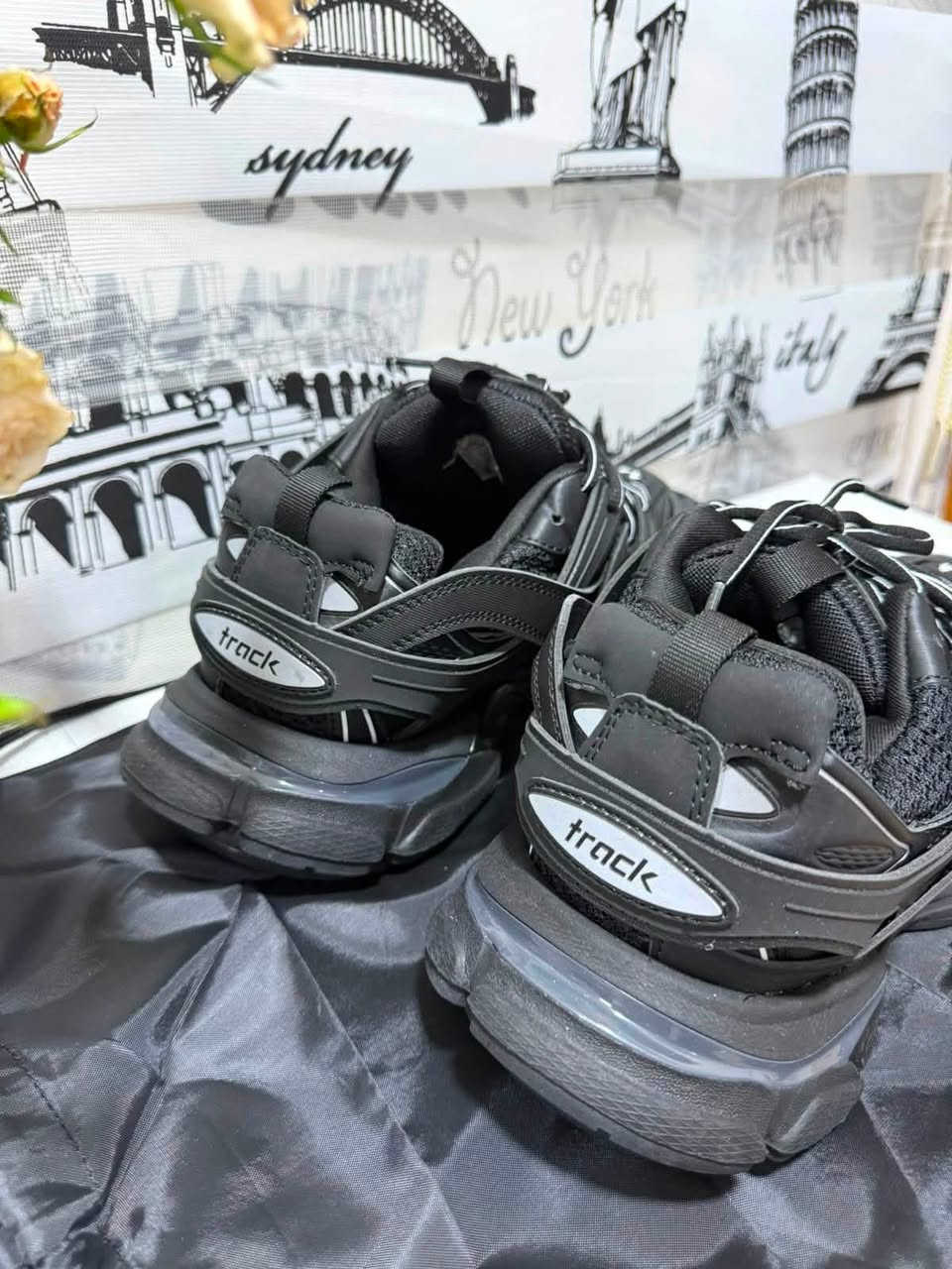 حذاء سنيكرز بالنسياغا تراك (Balenciaga Track Sneaker) باللون الأسود الكامل "Triple Black"

للحجز خاص


**إذا كنت صاحب هذا الإعلان وتريد حذفه لأي سبب، رجاءا أرسل رسالة إلى الدعم الفني**