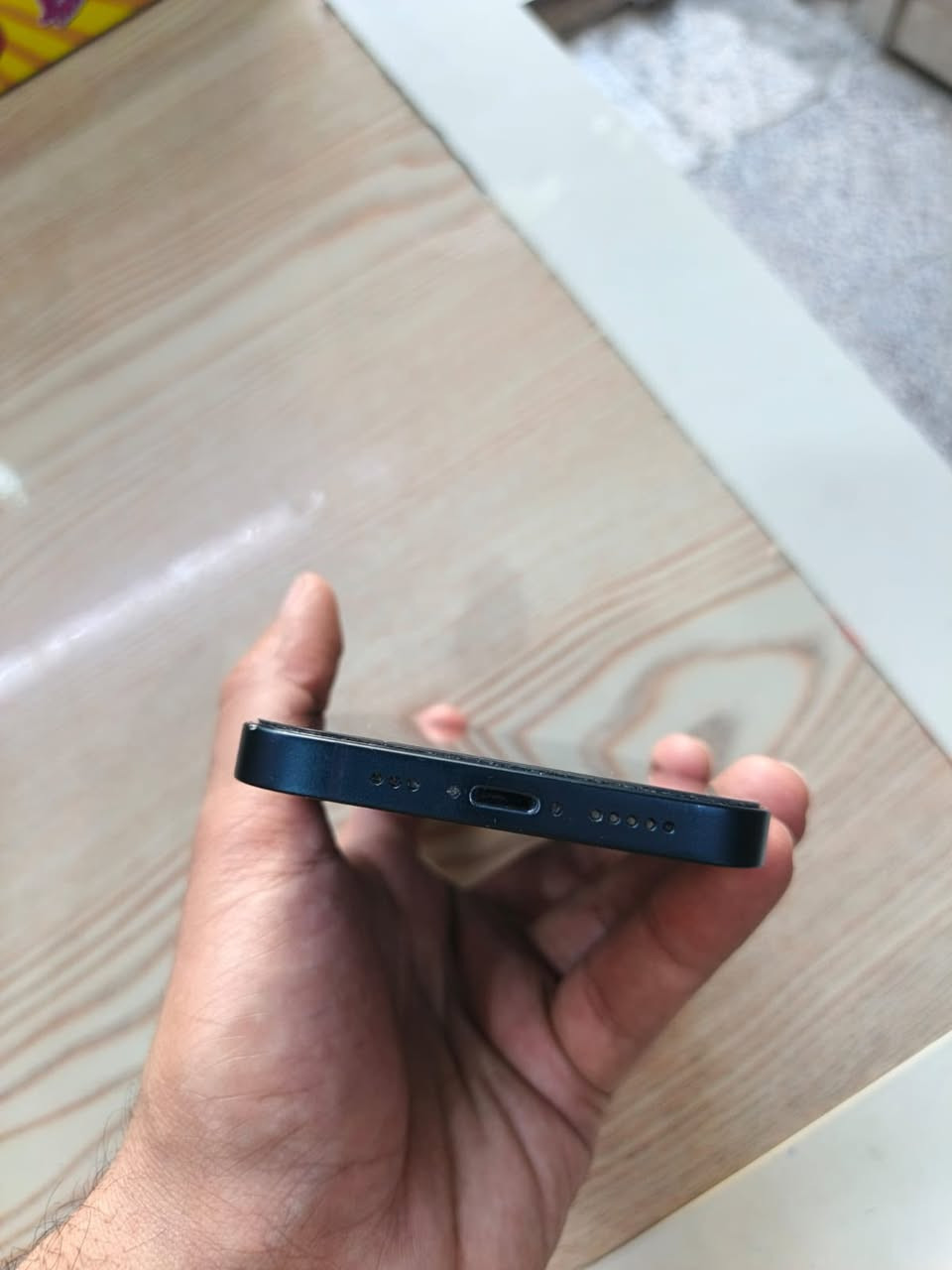 يفون 13 عادي ذاكرة 256 مصار ٣ اشهر من اخذتة  بعدة الوصل موجود  لا مفتوح ولا مبدل بي ايشي جيب وياك لي واحد يفحصة  وهذا الخدش هذا بل لزكة  وليس الشاشة  نظافة 95%  مكاني بغداد المنصور هذا رقمي *********** السعر 425000
