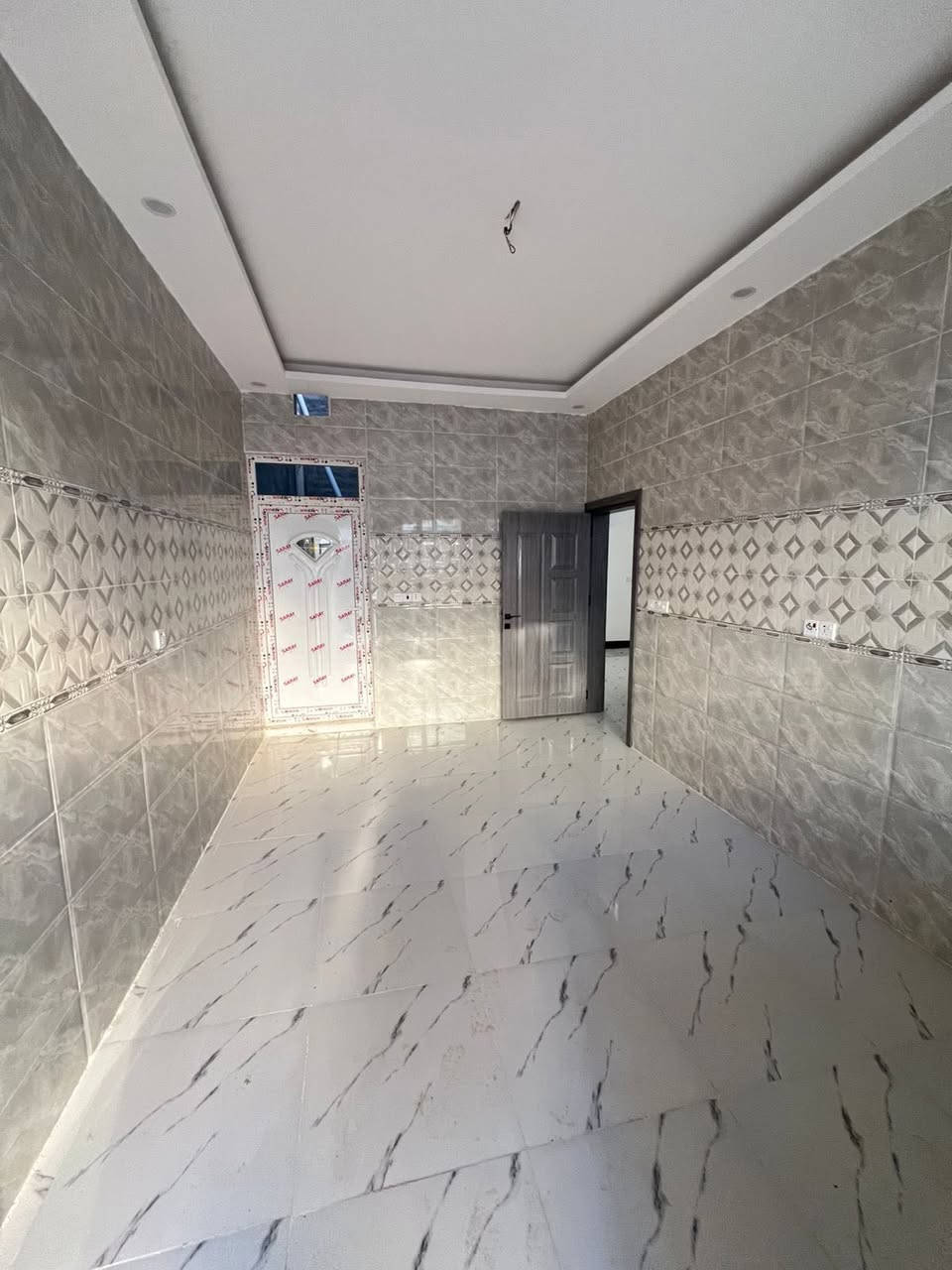 دار للبيع القادسيه حي الشهداء
مساحه الدار 146 متر /الواجه 7.20 والنزال 20 متر 

الدار ع شارع 12 متر وقريب جدا من مدرسة المستنصريه موقعه جدا مميز 

 يتكون الدار مطبخ و 4 غرف نوم واستقبال وصاله وسطيه 3  مجامع صحيه 

نضام الصحيات دفن شغل درجه اولى
گراج واسع وخارطه مرتبه 

للاستفسار الاتصال ع الرقم 

***********
