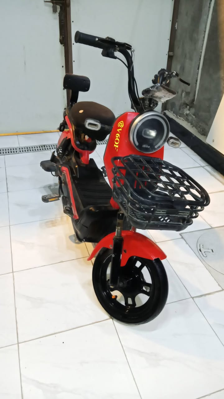 ((السلام عليكم ))
دراجة شحن حجم 14 الدراجة نضيفة ومال بيت 
مديل 2024
زوج تواير اليوم شديتهن 
البطاريات ما صارلهن شهر من شديتهن 
كلشي شغال هورن اشاير خلفي وامامي ويل نجمة امامي 
3 سرع 
السعر 300 وبيها مجال 
رقم الهاتف : ***********
العنوان : البصرة ياسين خريبط
