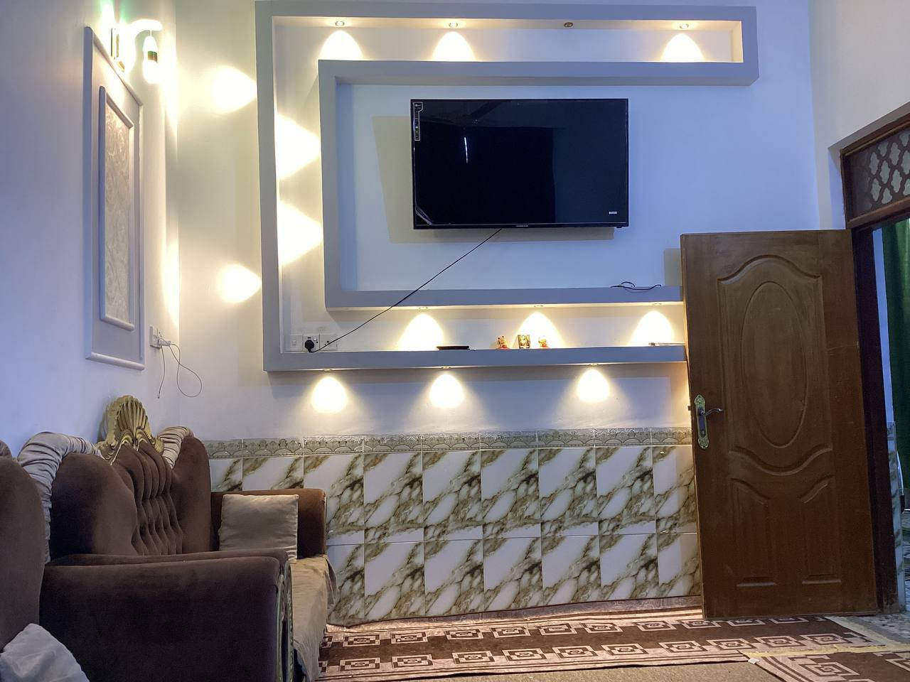 🏡 بيت للبيع – فرصة مميزة
📍 الموقع: الإسكان قرب سيد جعفر
📐 المساحة: 100 متر
🏗 البناء: طابقين كونكريت مسلح
✨ بيت نظيف ومرتب وجاهز للسكن

🔹 تفاصيل الدار:
▪️ الطابق الأرضي: غرفة نوم + صالة + مطبخ + استقبال + صحيات داخلية وخارجية + طارمة خارجية
▪️ الطابق الثاني: غرفتين

📞 للاستفسار مراجعة مكتب علاء الخالدي للعقار
أو الاتصال: ***********
