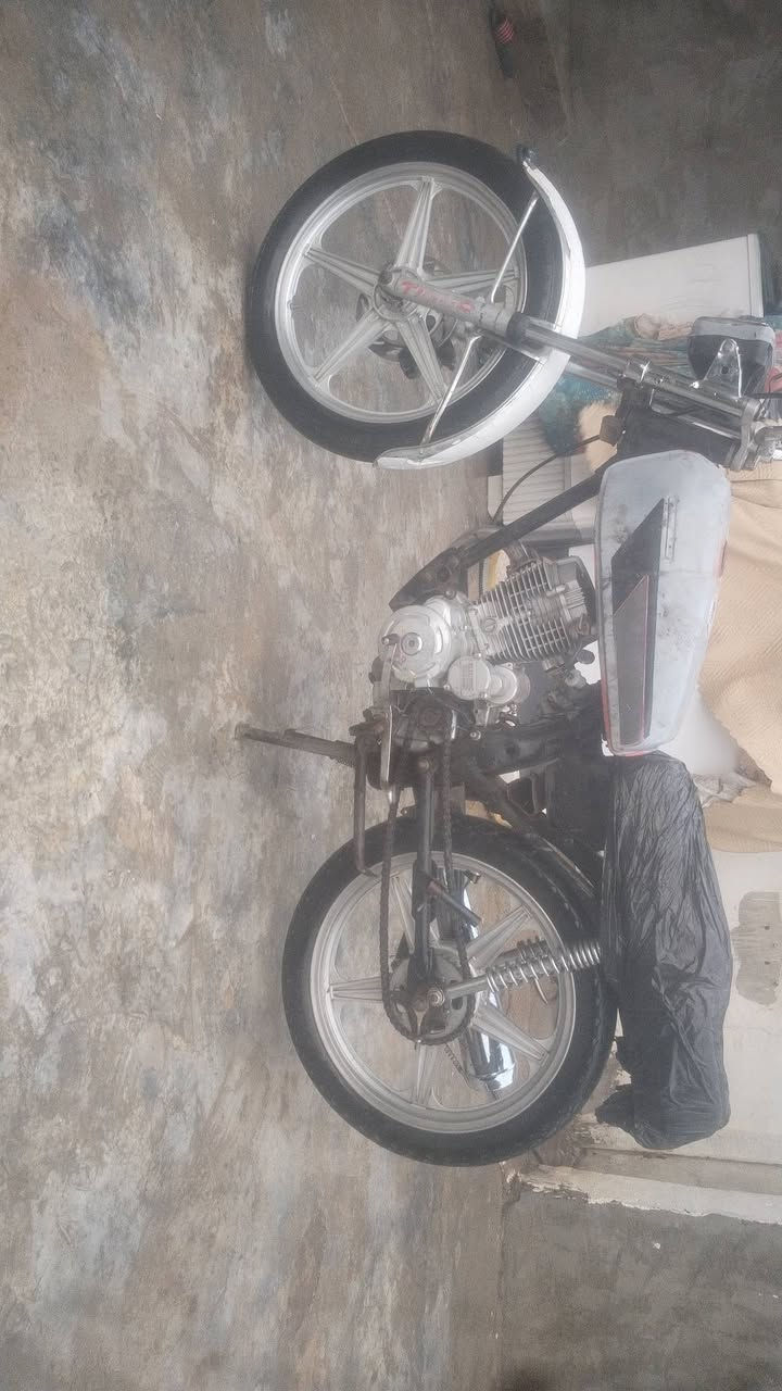 سلام عليكم عندي هاي الدراجة للبيع شغالة 
السعر200وبيهة مجال بسيط حك جيتك هاذة رقمي***********
