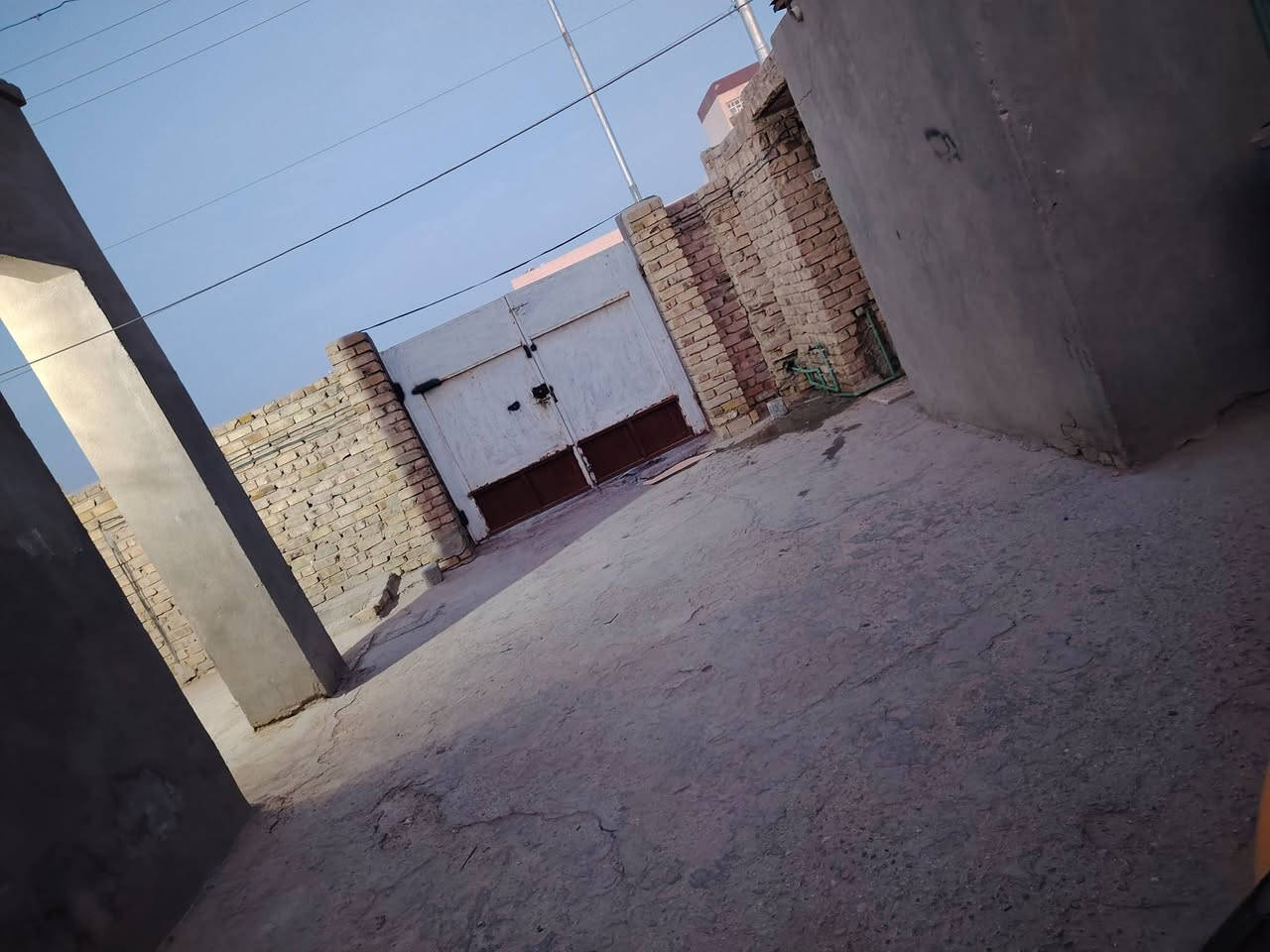 بيت #للبيع المساحه300 متر مكان بحي الشرطه ع شارع مقابيل الساحه والمدرسه بضعت النبوه اي استفسار الاتصال***********
